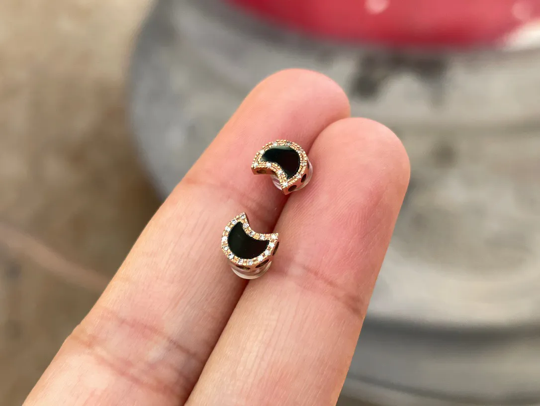 18k金镶嵌墨翠耳钉  漆黑油亮打灯透绿色正种好，尺寸看图一，