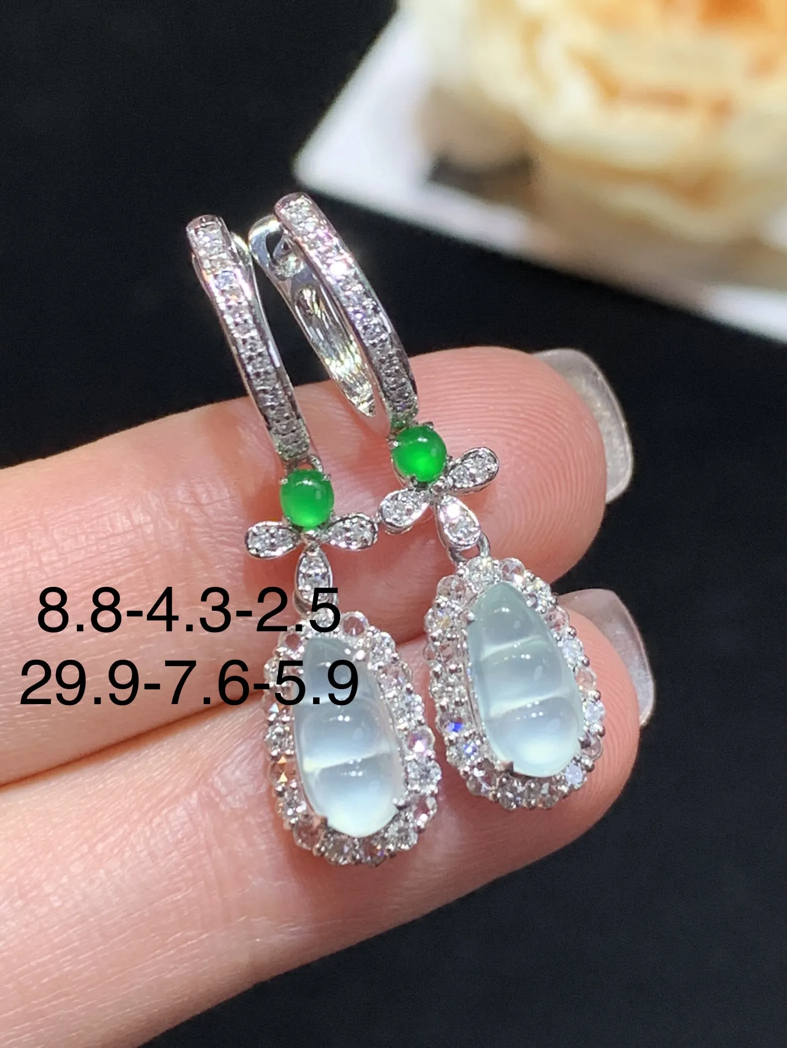 冰种四季豆耳钉，18k金伴钻，冰透起光，水润，整体规格：29.9-7.6-5.9