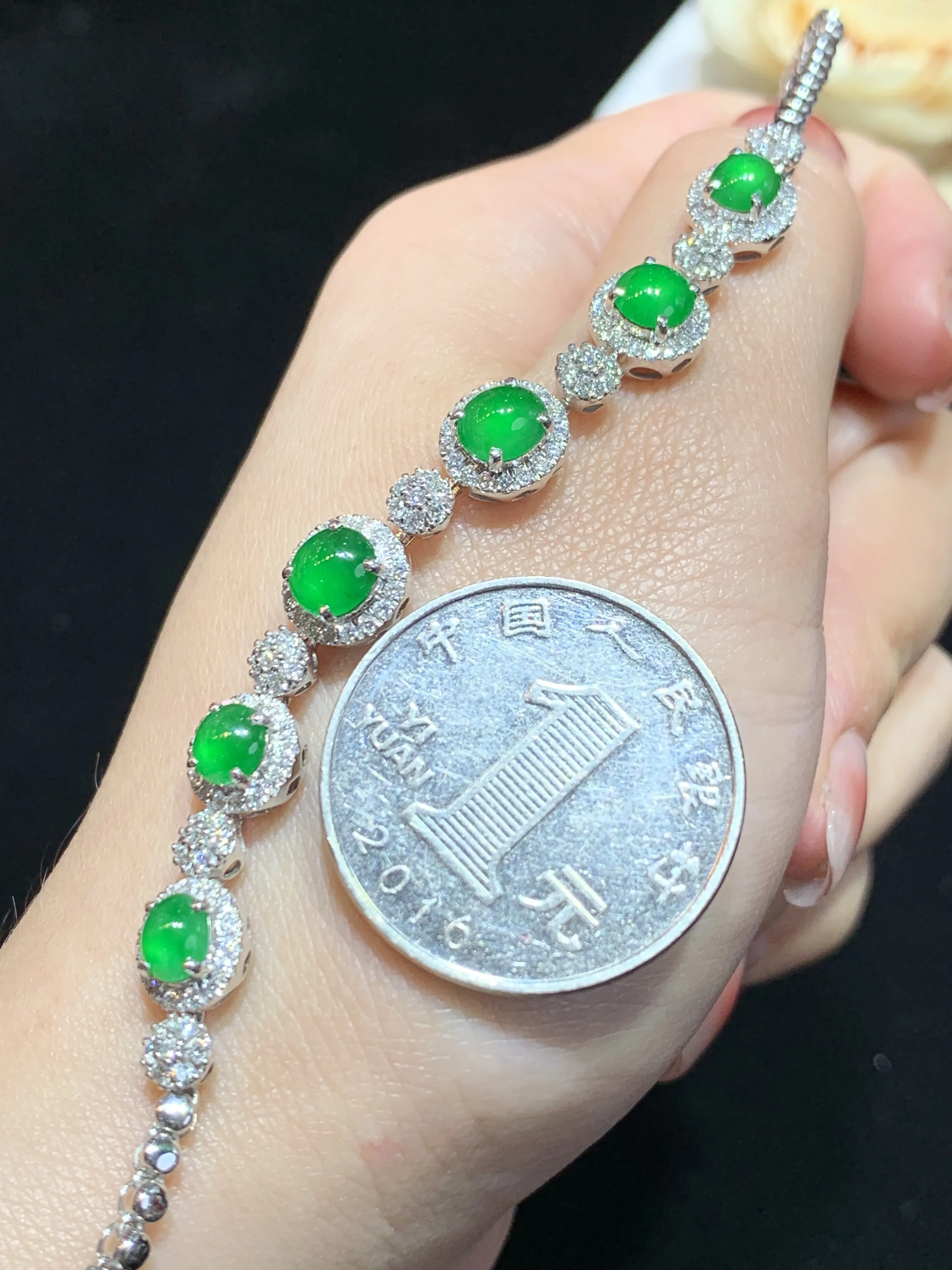 满绿蛋面手链，18k金伴钻，颜色靓丽，水润，整体规格：80.5-7.9-6.2