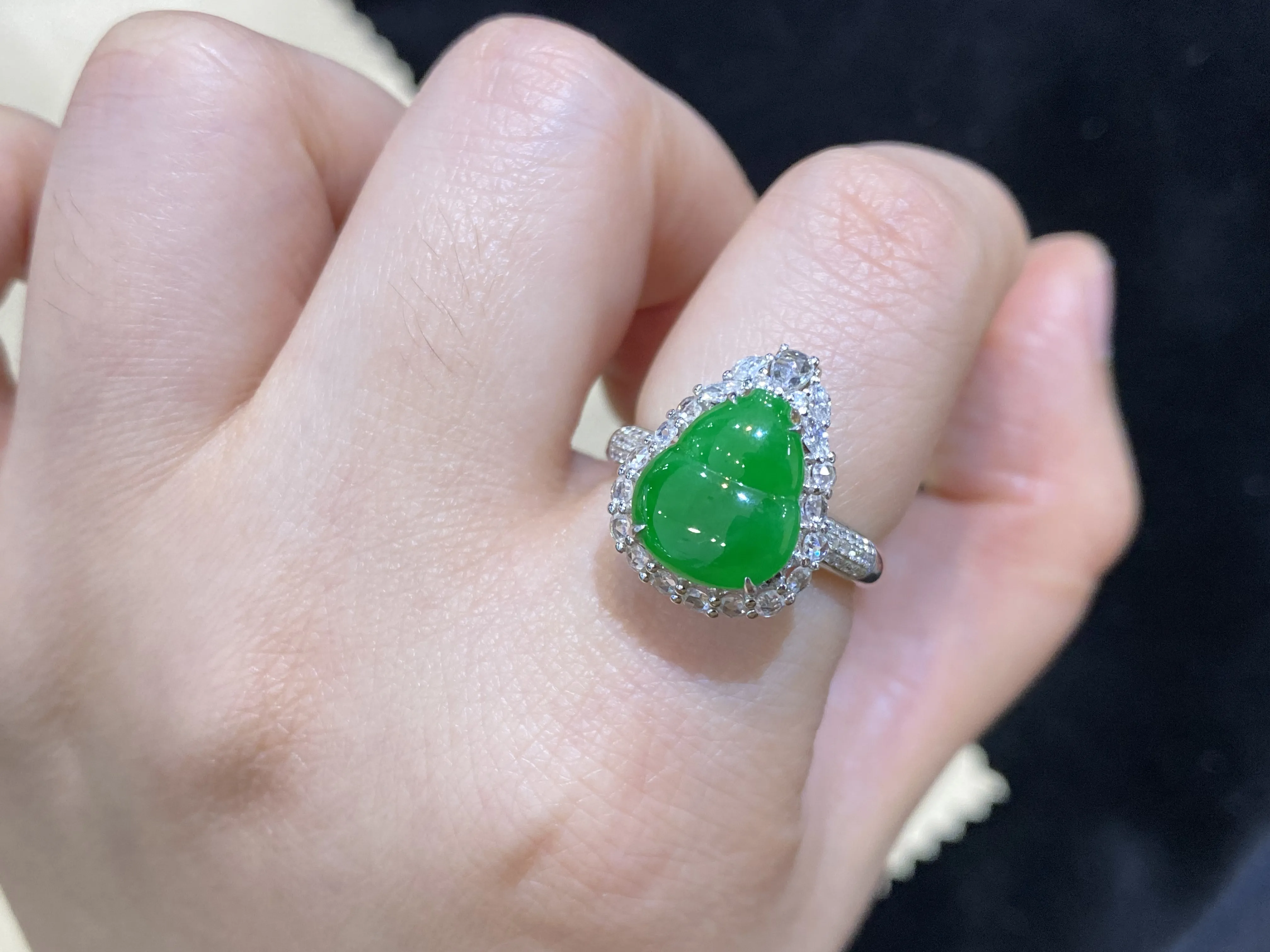 冰阳绿（福禄）葫芦吊坠/戒指两用款，18k金镶嵌，冰清水润，品相佳，颜色靓丽，精致新颖，佩戴时尚出众。尺寸：22.3-13.1-8.3毫米，圈口：15