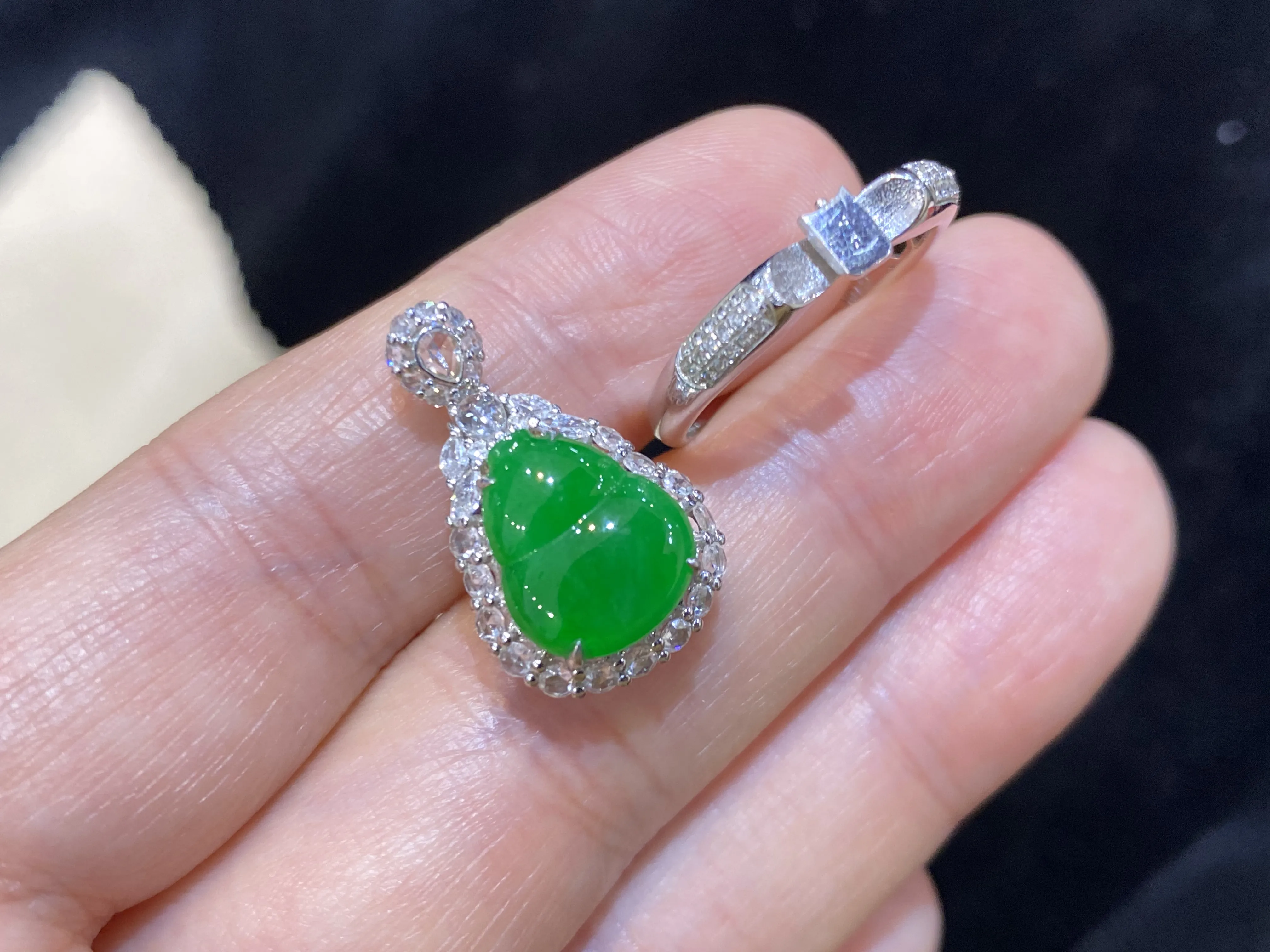 冰阳绿（福禄）葫芦吊坠/戒指两用款，18k金镶嵌，冰清水润，品相佳，颜色靓丽，精致新颖，佩戴时尚出众。尺寸：22.3-13.1-8.3毫米，圈口：15