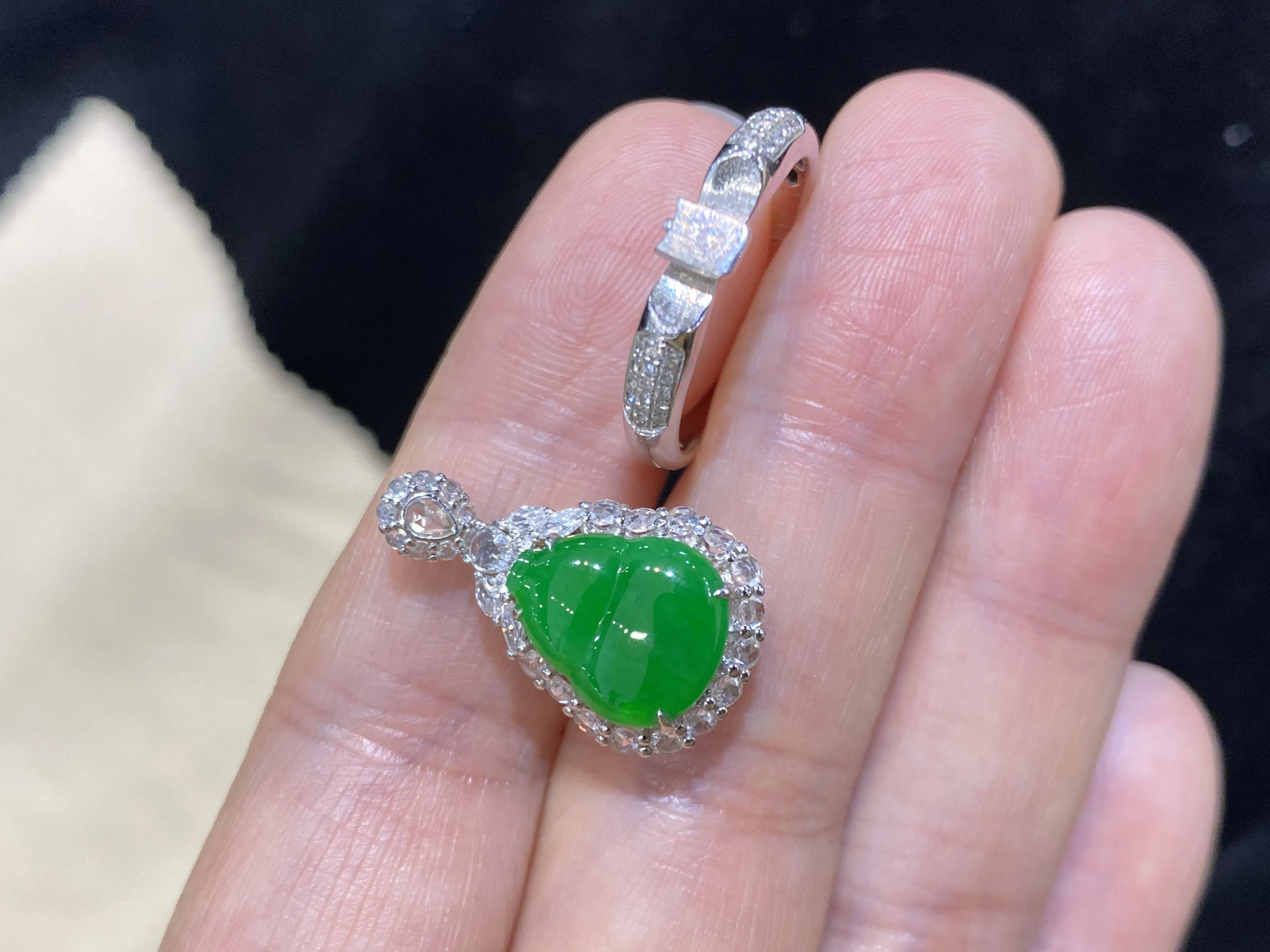 冰阳绿（福禄）葫芦吊坠/戒指两用款，18k金镶嵌，冰清水润，品相佳，颜色靓丽，精致新颖，佩戴时尚出众。尺寸：22.3-13.1-8.3毫米，圈口：15