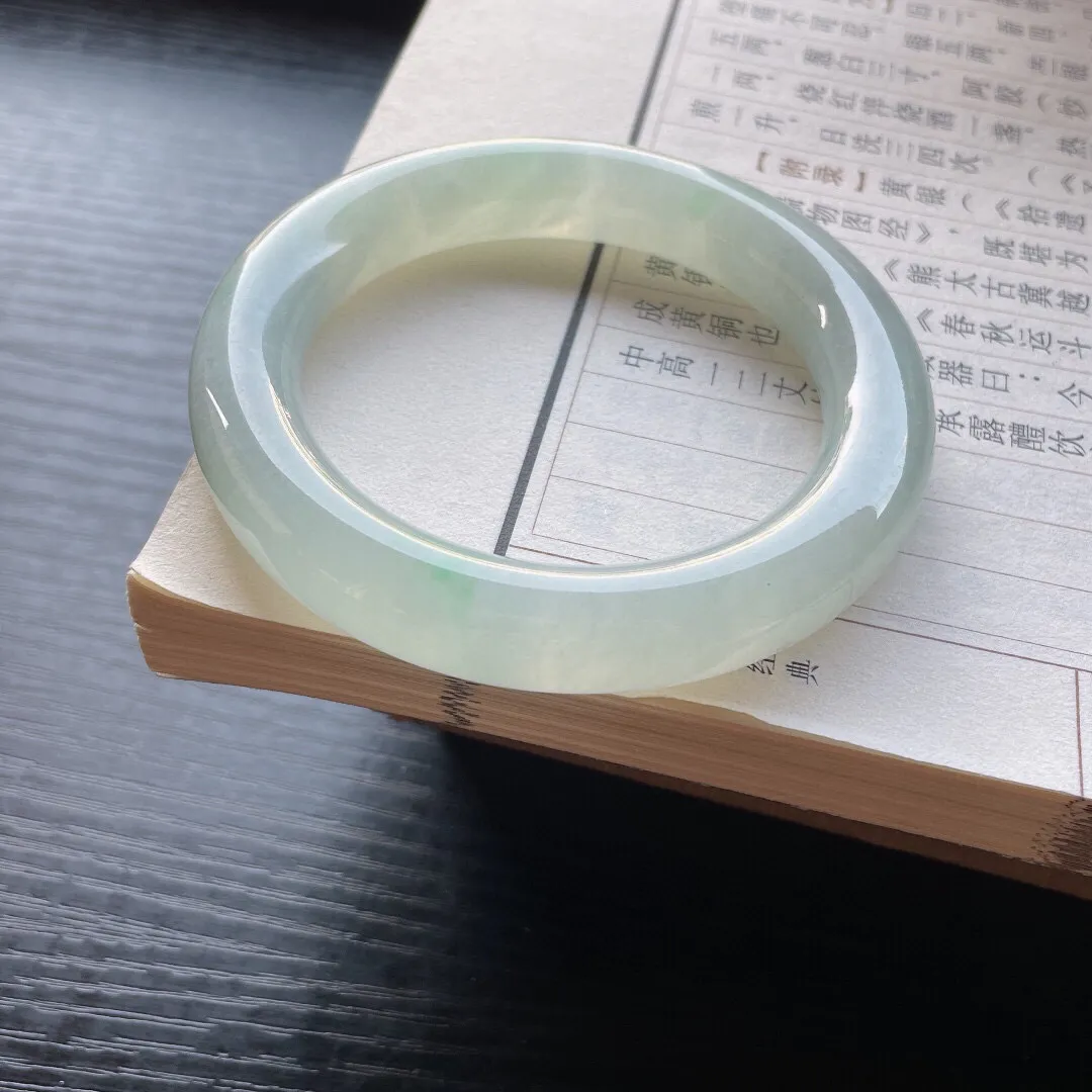 【手鐲】圆条57 58
【圈口】57.5-12.2-12
【描述】冰糯飘绿花，冰莹通透，水润，种老，无纹裂