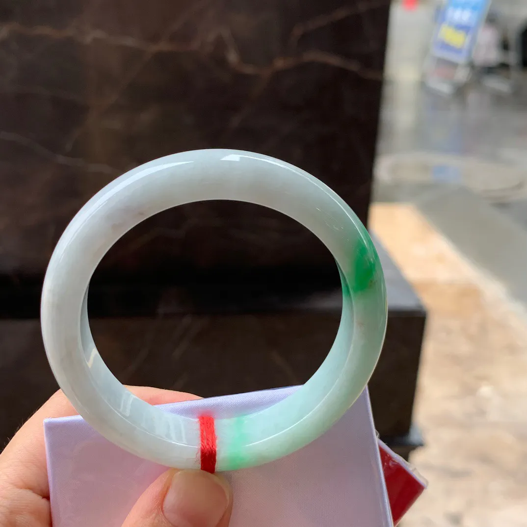 尺寸54.6/13.6/8.3，糯种带色手镯， 水润有种有色 ，上手漂亮，气质