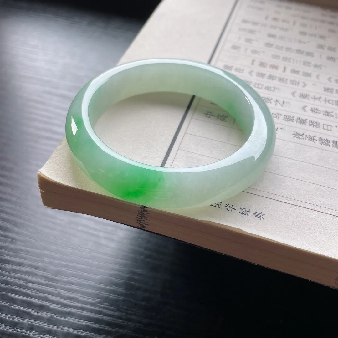 【手鐲】正圈52 53
【圈口】52.5-12.5-8.3
【描述】细糯飘绿，冰莹通透，水润，种老，有绵纹无碍