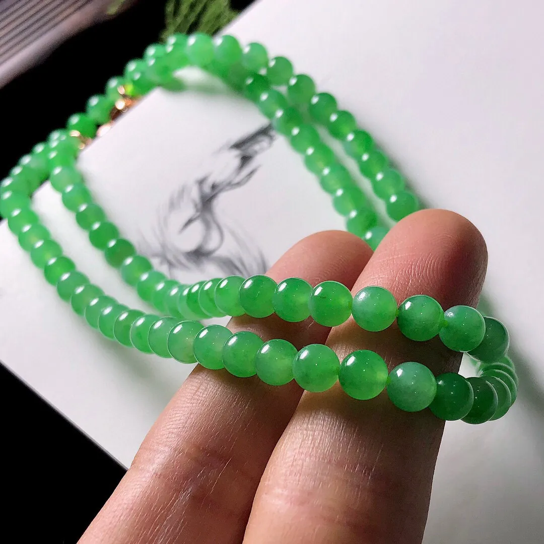【宝贝】天然翡翠冰润果绿圆珠项链
【尺寸】直径5.2-5.6（㎜）98颗
【描述】冰种，果绿，玉质温润，颜色鲜艳，个别轻纹