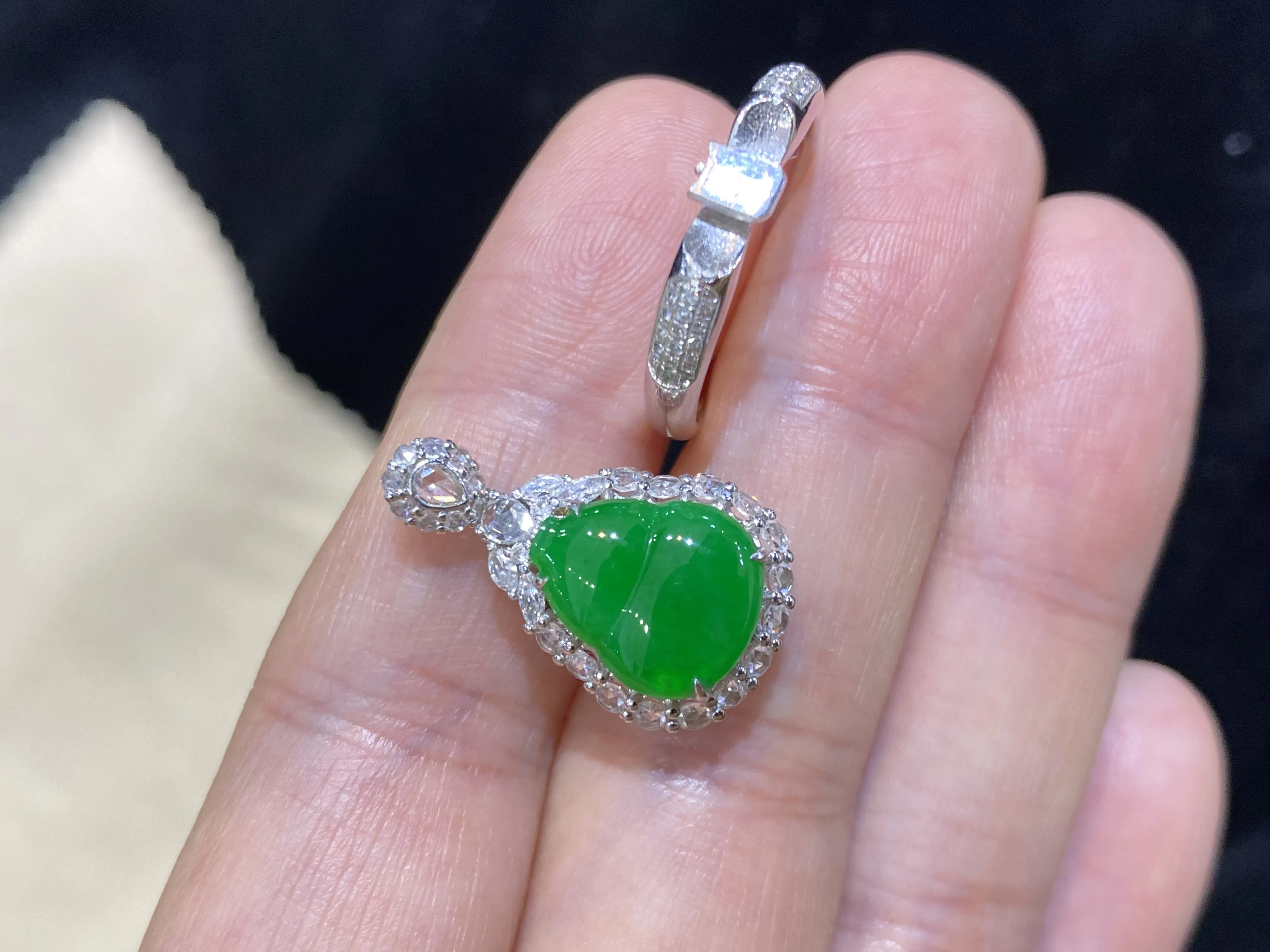 冰阳绿（福禄）葫芦吊坠/戒指两用款，18k金镶嵌，冰清水润，品相佳，颜色靓丽，精致新颖，佩戴时尚出众。尺寸：22.3-13.1-8.3毫米，圈口：15