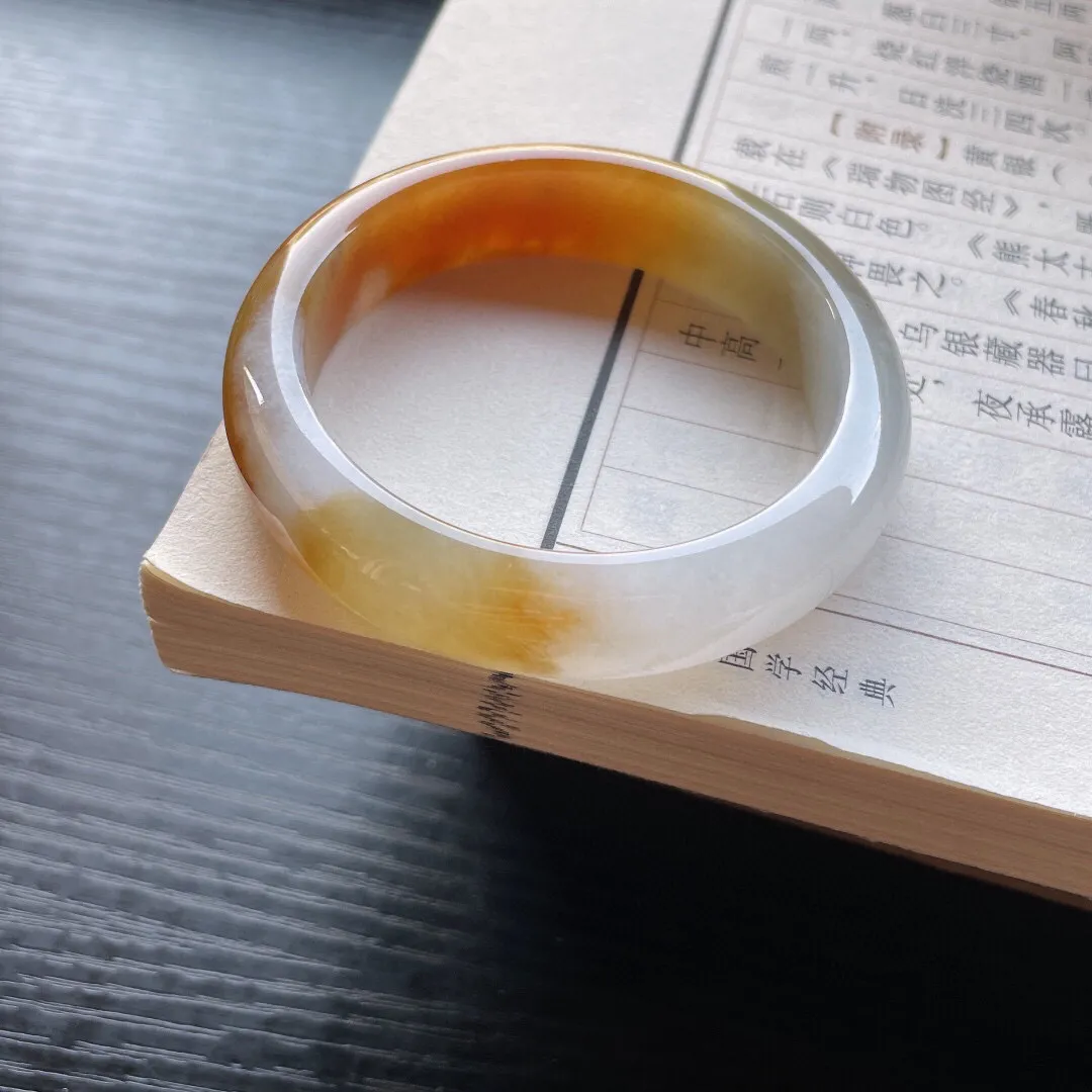 【手鐲】正圈51 52
【圈口】51.6-13.2-7.7
【描述】糯冰黄翡，冰莹通透，水润，种老，无纹裂