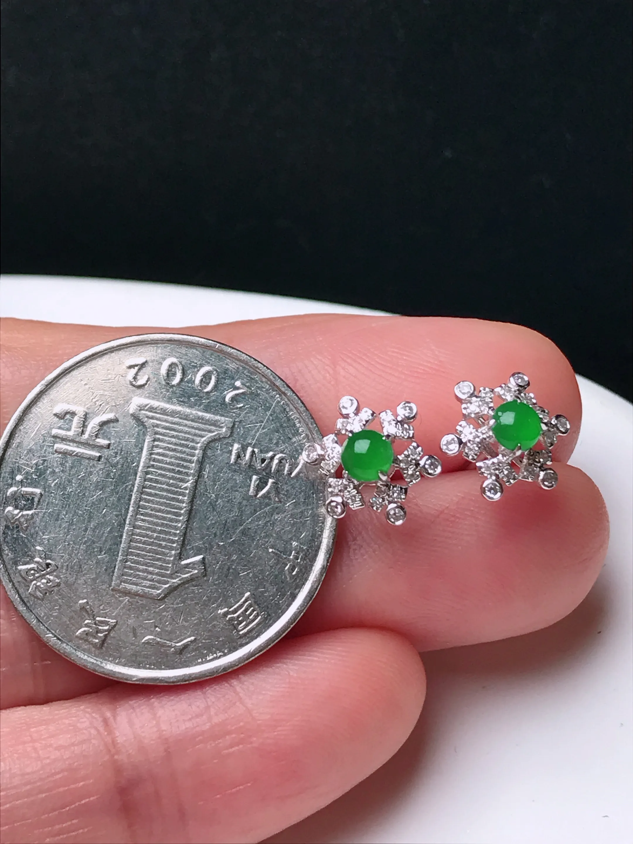 严选推荐耳饰耳钉，冰种满色绿蛋面耳钉，18k金钻镶嵌而成，品相佳，佩戴效果佳，尽显气质。种水很好，晶体结构致密，起强玻璃光泽。晶莹透亮，美感十足。高性价比，值得入手。裸石尺寸约3.3-3.3毫米