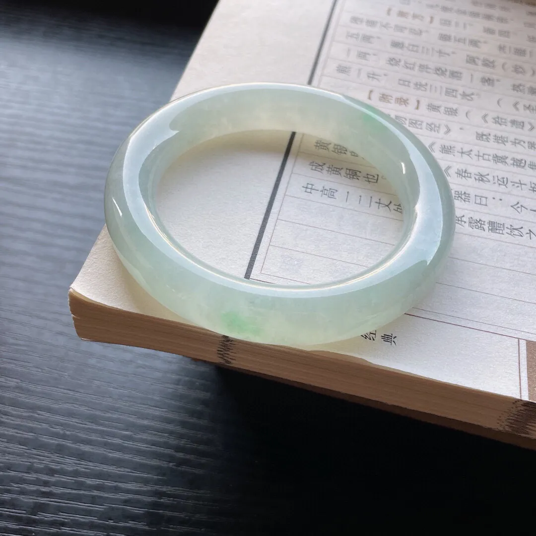 【手鐲】圆条57 58
【圈口】57.5-12.2-12
【描述】冰糯飘绿花，冰莹通透，水润，种老，无纹裂