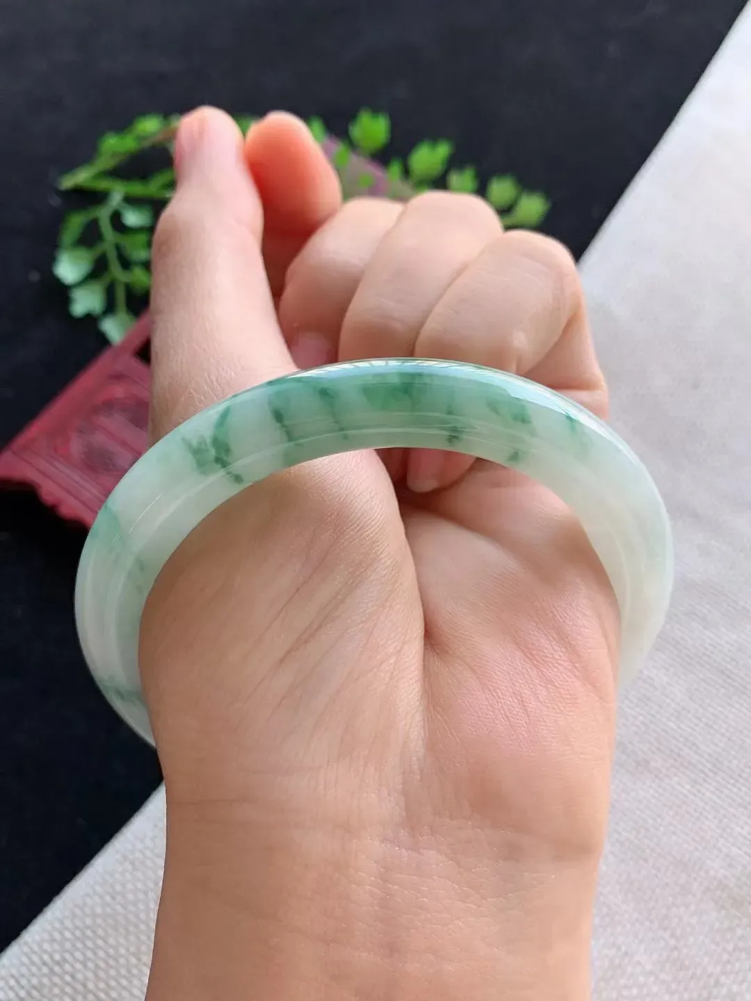 老坑飘绿圆条手镯尺寸56圈口×8.4mm重量46.71g
