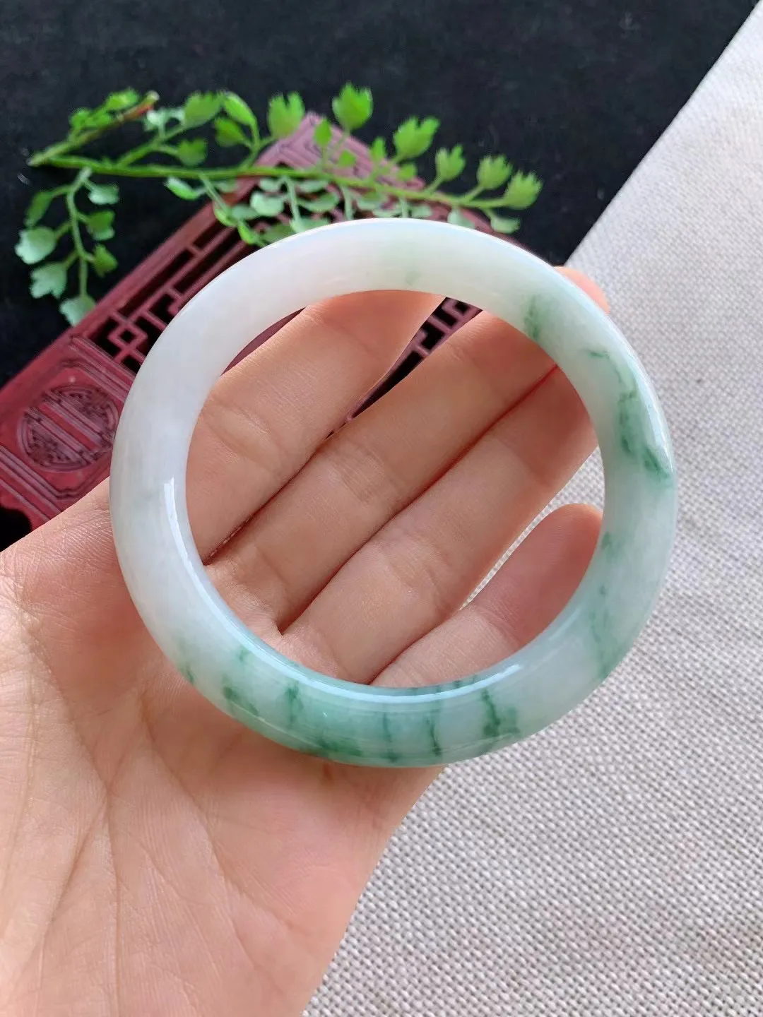 老坑飘绿圆条手镯尺寸56圈口×8.4mm重量46.71g