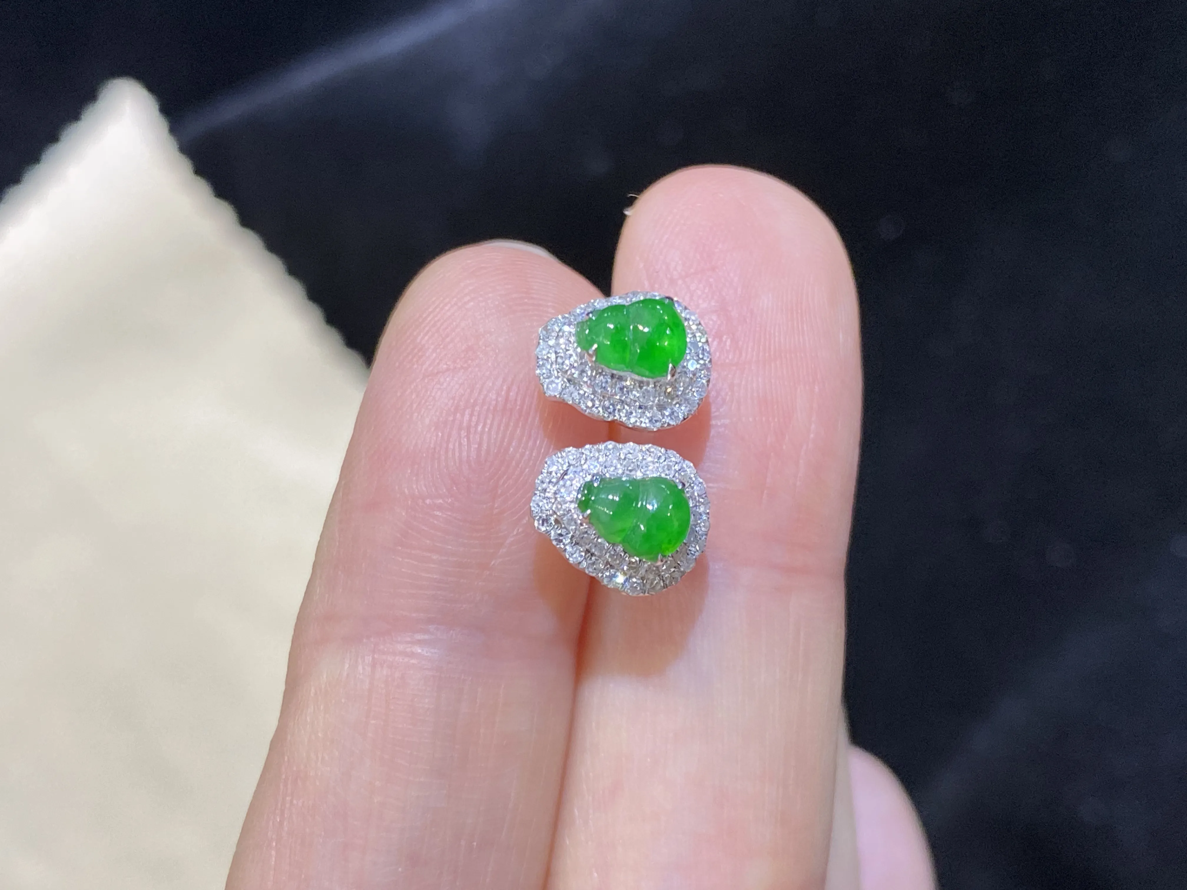 冰阳绿（福禄）葫芦耳钉耳坠。18k金镶嵌，冰清水润，品相佳，颜色靓丽，精致新颖，佩戴时尚出众。整体尺寸：9.1-7.6-5毫米