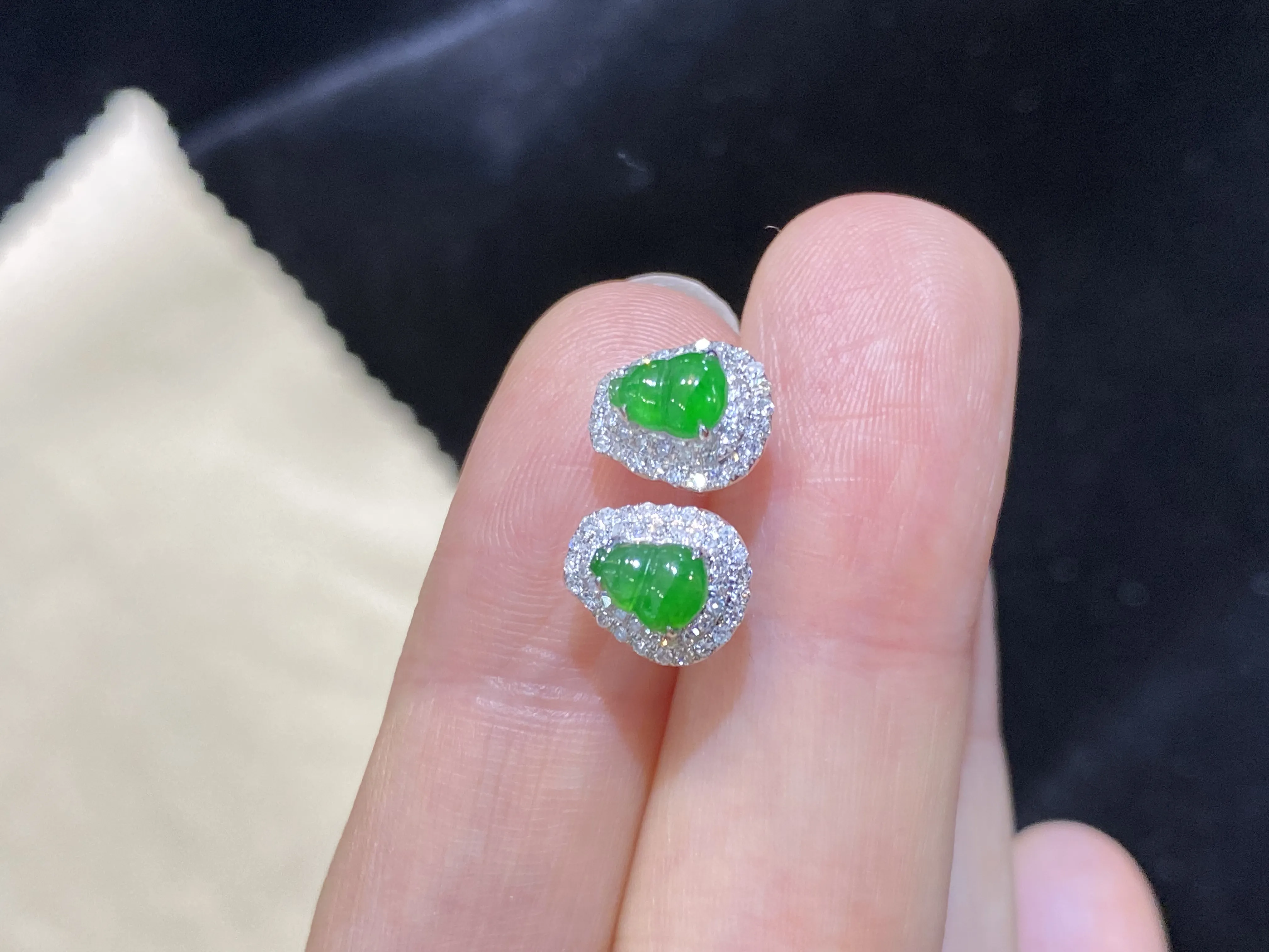 冰阳绿（福禄）葫芦耳钉耳坠。18k金镶嵌，冰清水润，品相佳，颜色靓丽，精致新颖，佩戴时尚出众。整体尺寸：9.1-7.6-5毫米
