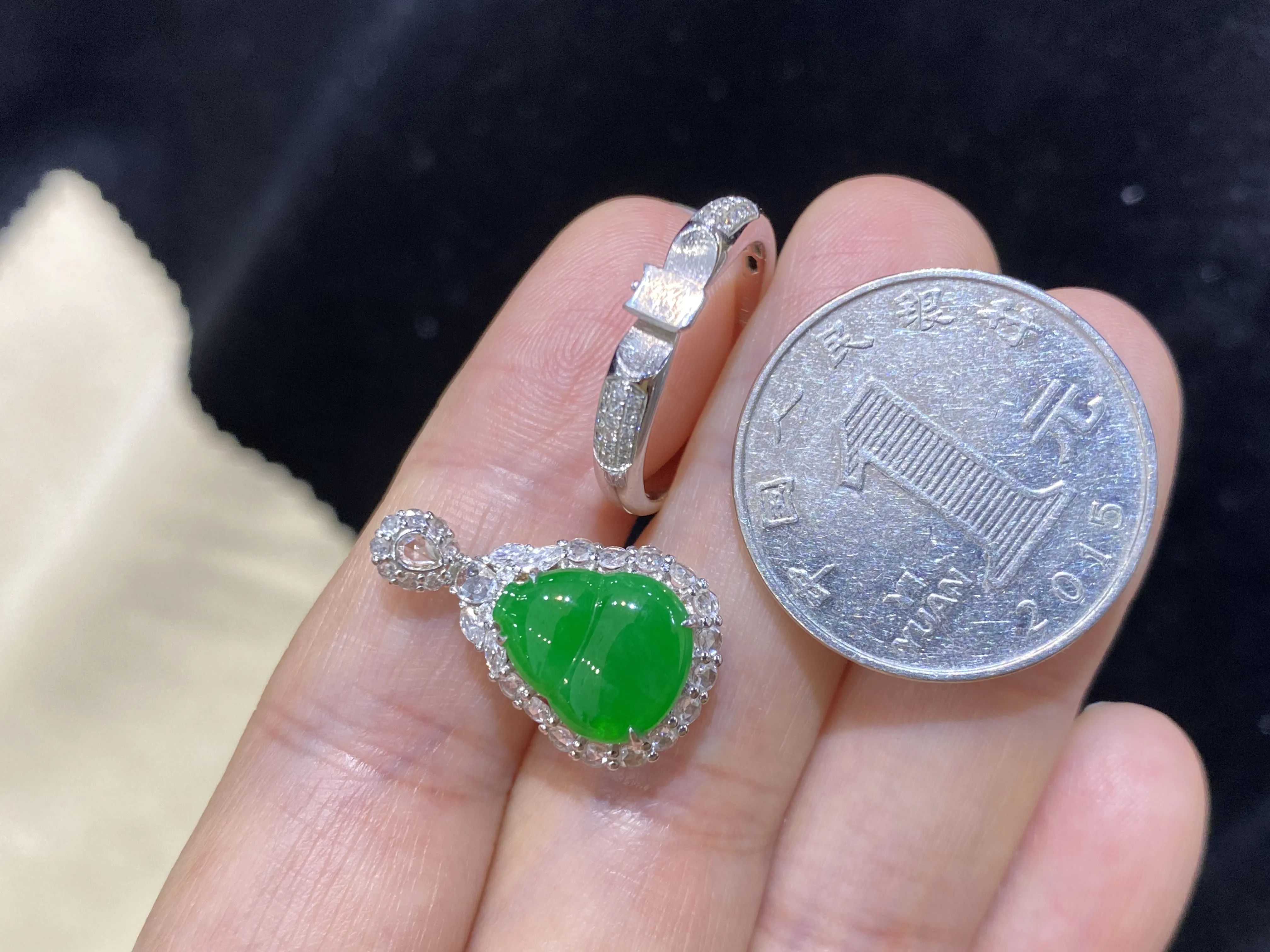冰阳绿（福禄）葫芦吊坠/戒指两用款，18k金镶嵌，冰清水润，品相佳，颜色靓丽，精致新颖，佩戴时尚出众。尺寸：22.3-13.1-8.3毫米，圈口：15