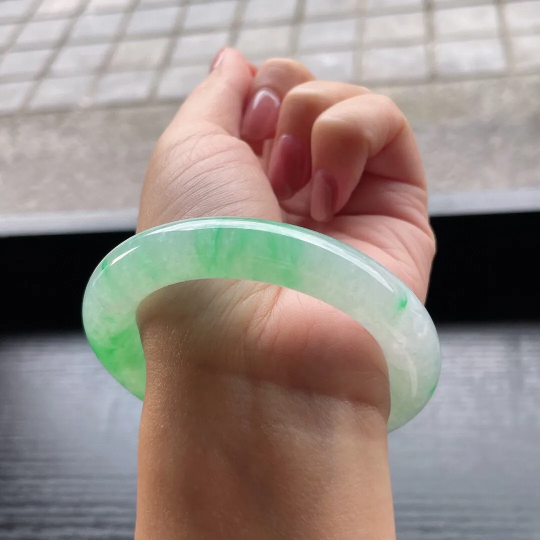 【手鐲】圆条55 56
【圈口】55.3-11.2
【描述】冰糯飘绿，冰莹通透，水润，种老，无纹裂