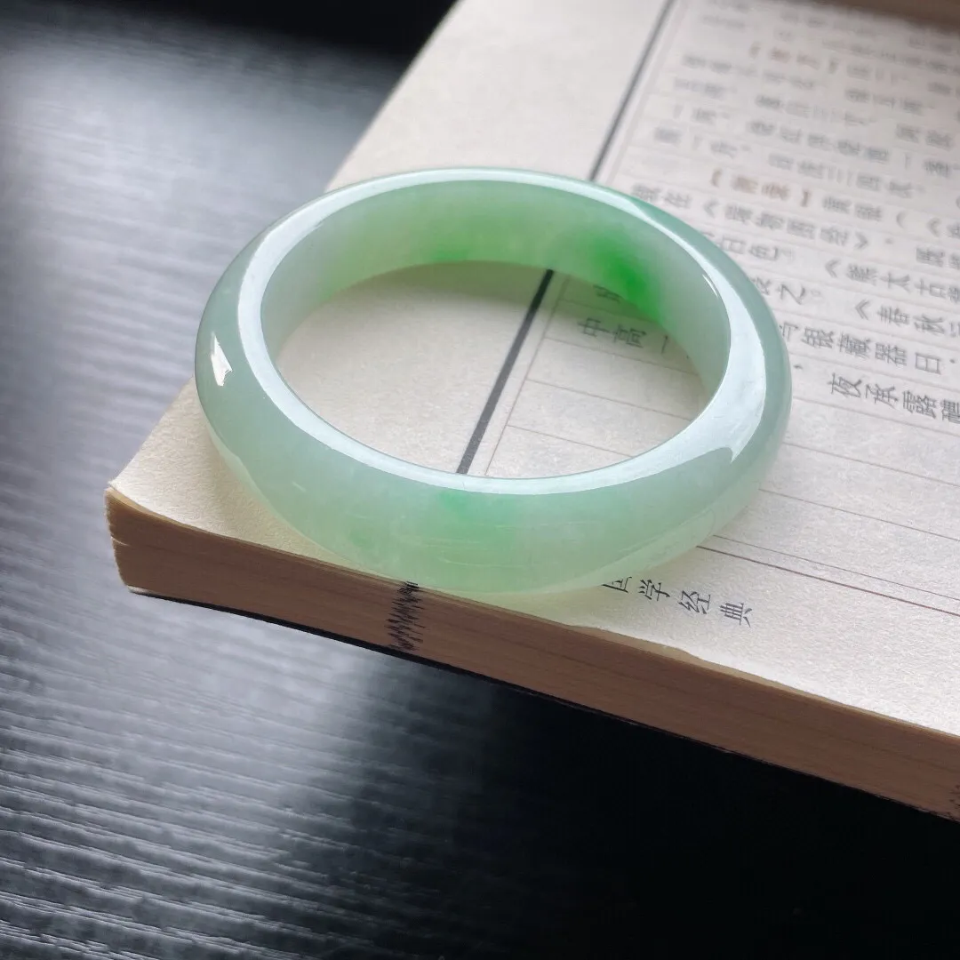 【手鐲】正圈52 53
【圈口】52.5-12.5-8.3
【描述】细糯飘绿，冰莹通透，水润，种老，有绵纹无碍