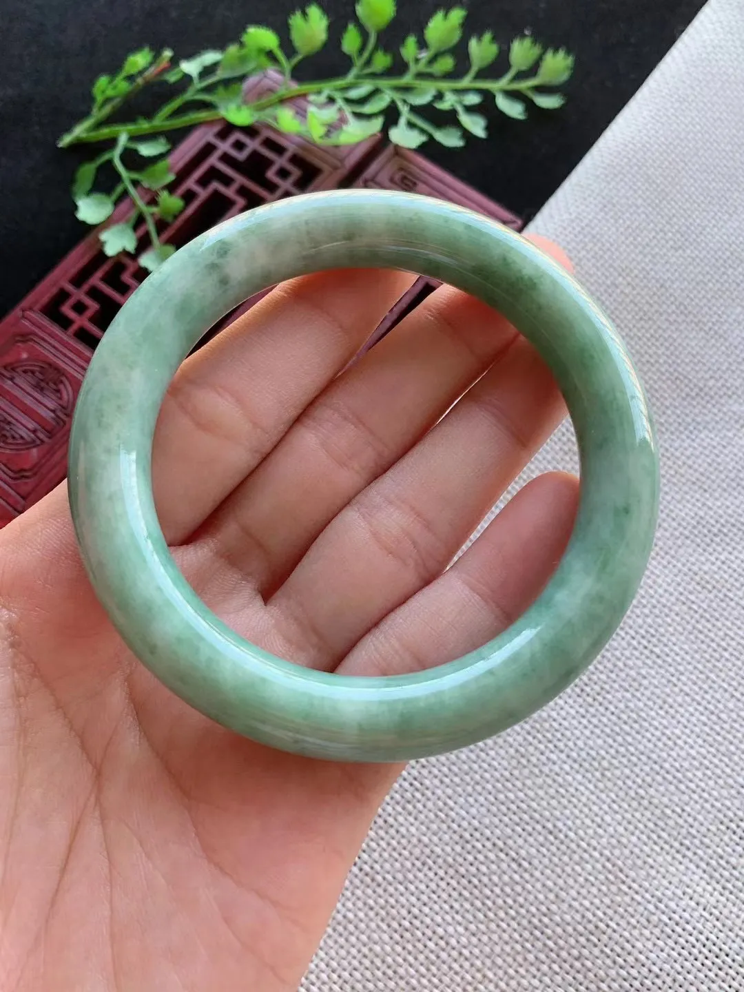 老坑浅绿圆条手镯尺寸57圈口×10.4mm重量60.47gW