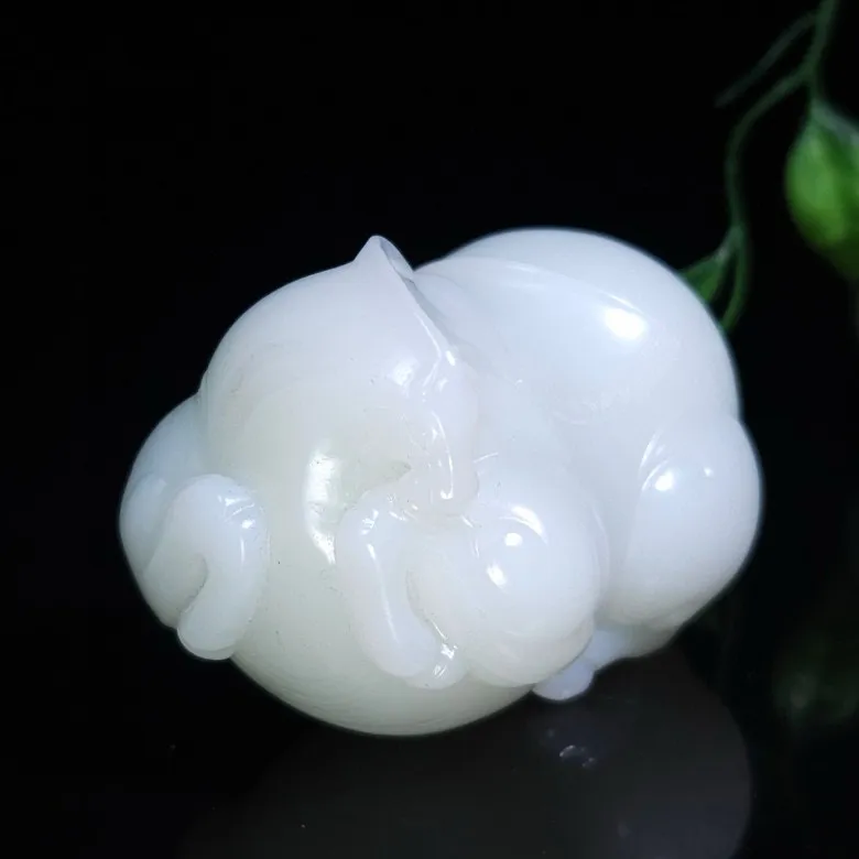 和田玉白玉马到成功把件  羊脂白   尺寸80/54/52重342克  白度一级  密度过灯无裂无杂无结构  脂粉好油性足  玉质细腻油润   手推出油   品相大气