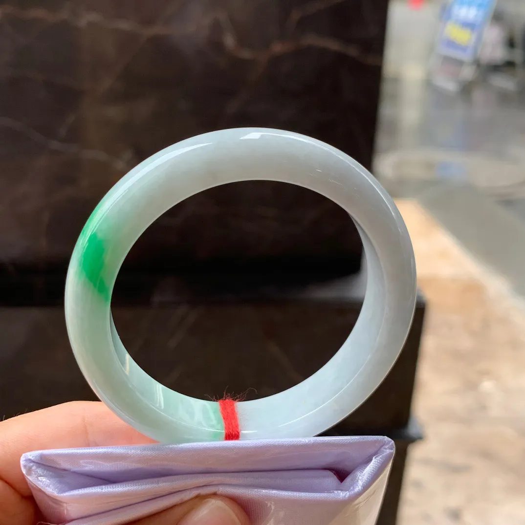 尺寸54.6/13.6/8.3，糯种带色手镯， 水润有种有色 ，上手漂亮，气质