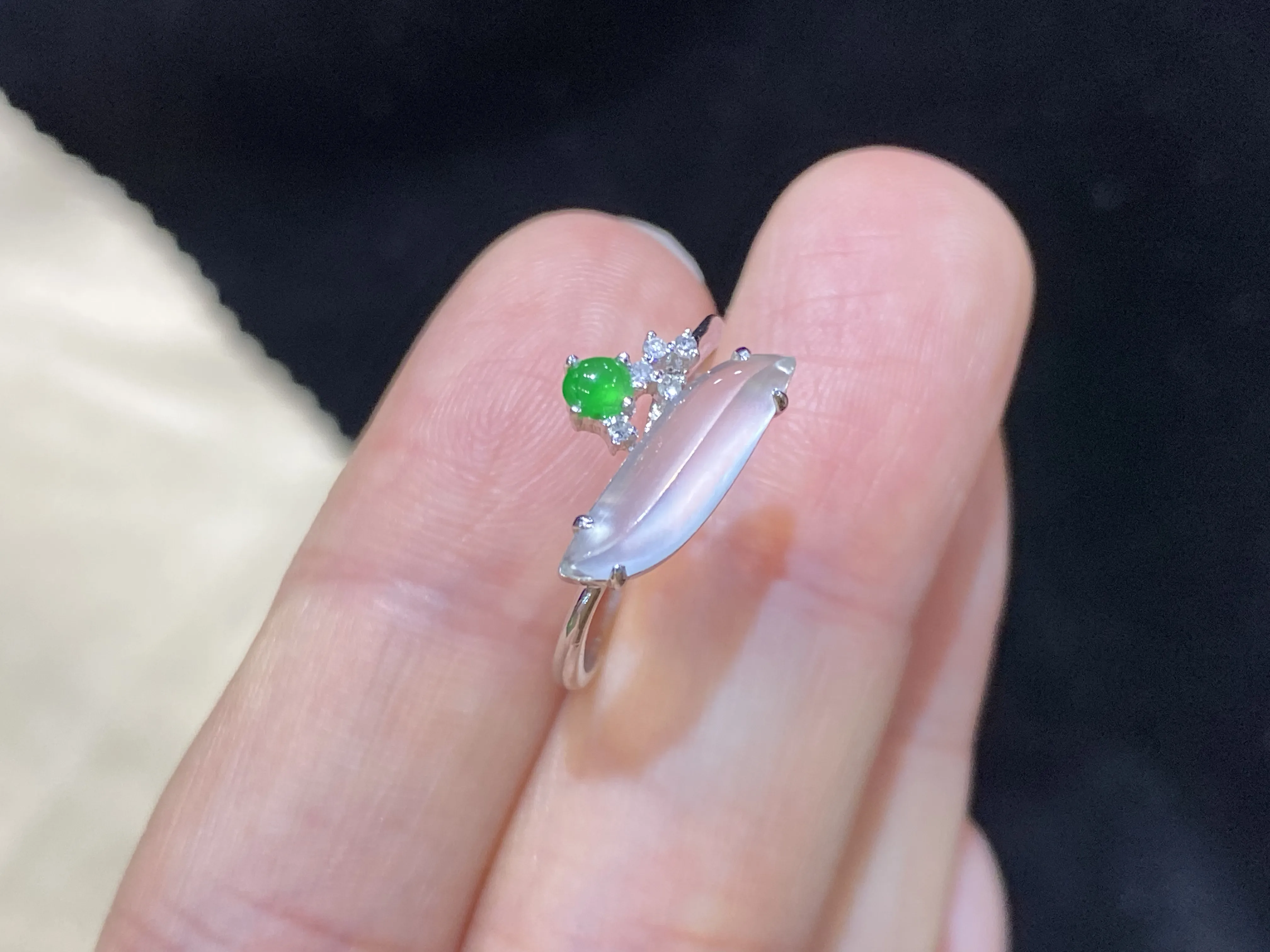 玻璃种荧光随形戒指，18k金镶嵌，冰清水润，品相佳，干净清爽，精致新颖，佩戴时尚出众。整体尺寸：13.8-8.8-3.4毫米，圈口：13.5