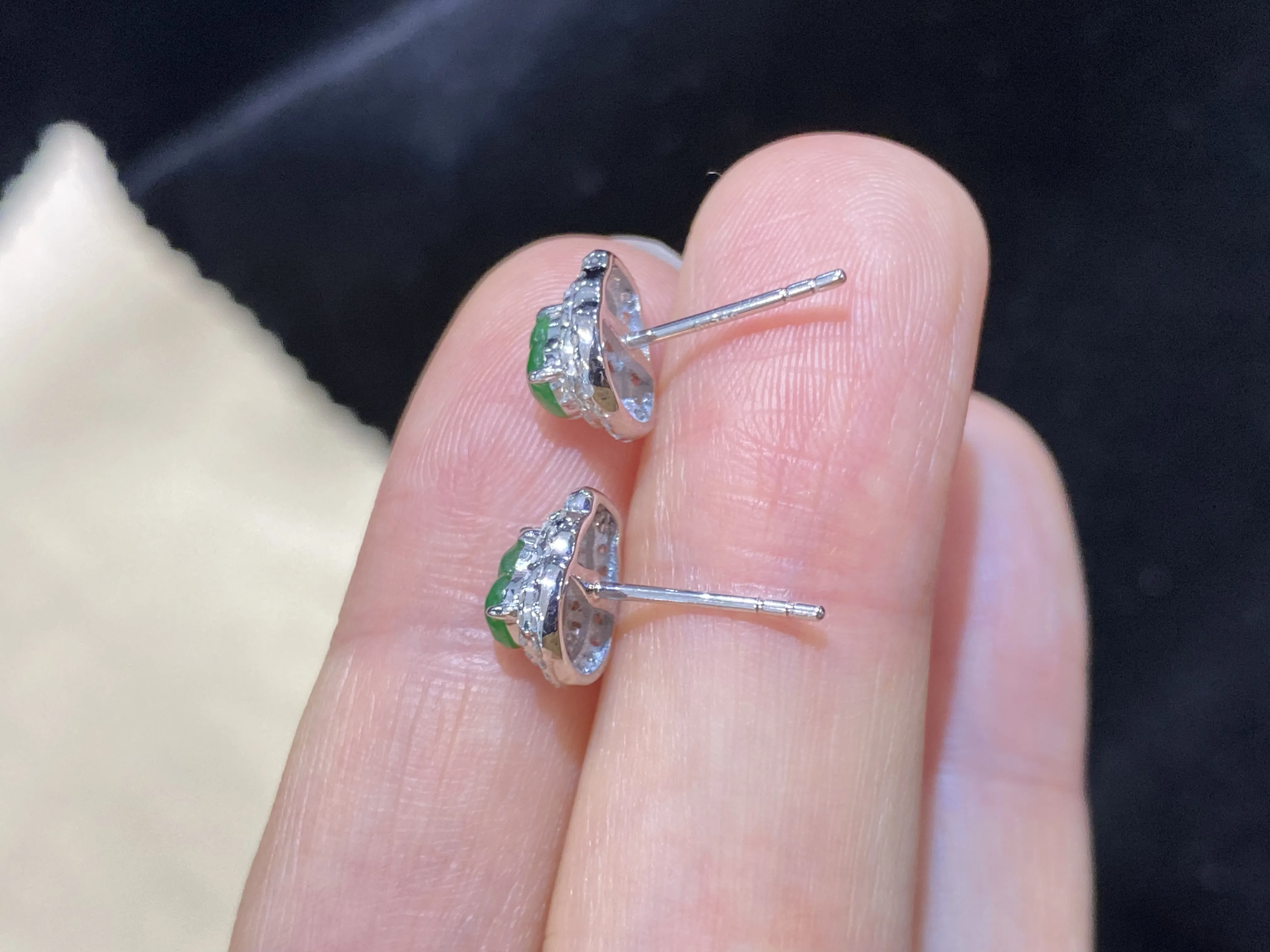冰阳绿（福禄）葫芦耳钉耳坠。18k金镶嵌，冰清水润，品相佳，颜色靓丽，精致新颖，佩戴时尚出众。整体尺寸：9.1-7.6-5毫米