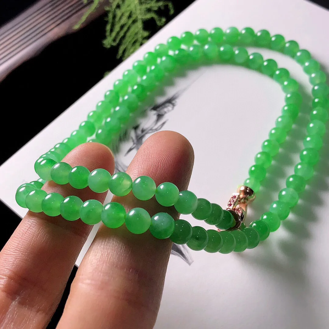 【宝贝】天然翡翠冰润果绿圆珠项链
【尺寸】直径5.2-5.6（㎜）98颗
【描述】冰种，果绿，玉质温润，颜色鲜艳，个别轻纹