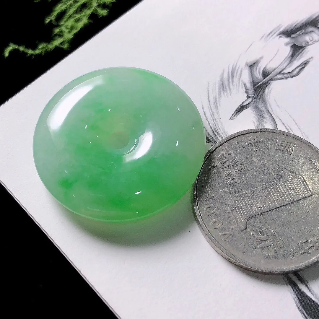 【宝贝】天然翡翠冰润飘绿平安扣挂件
【尺寸】29.4*6.1（㎜）
【描述】冰糯种，飘绿，玉质温润，色泽迷人，无纹裂