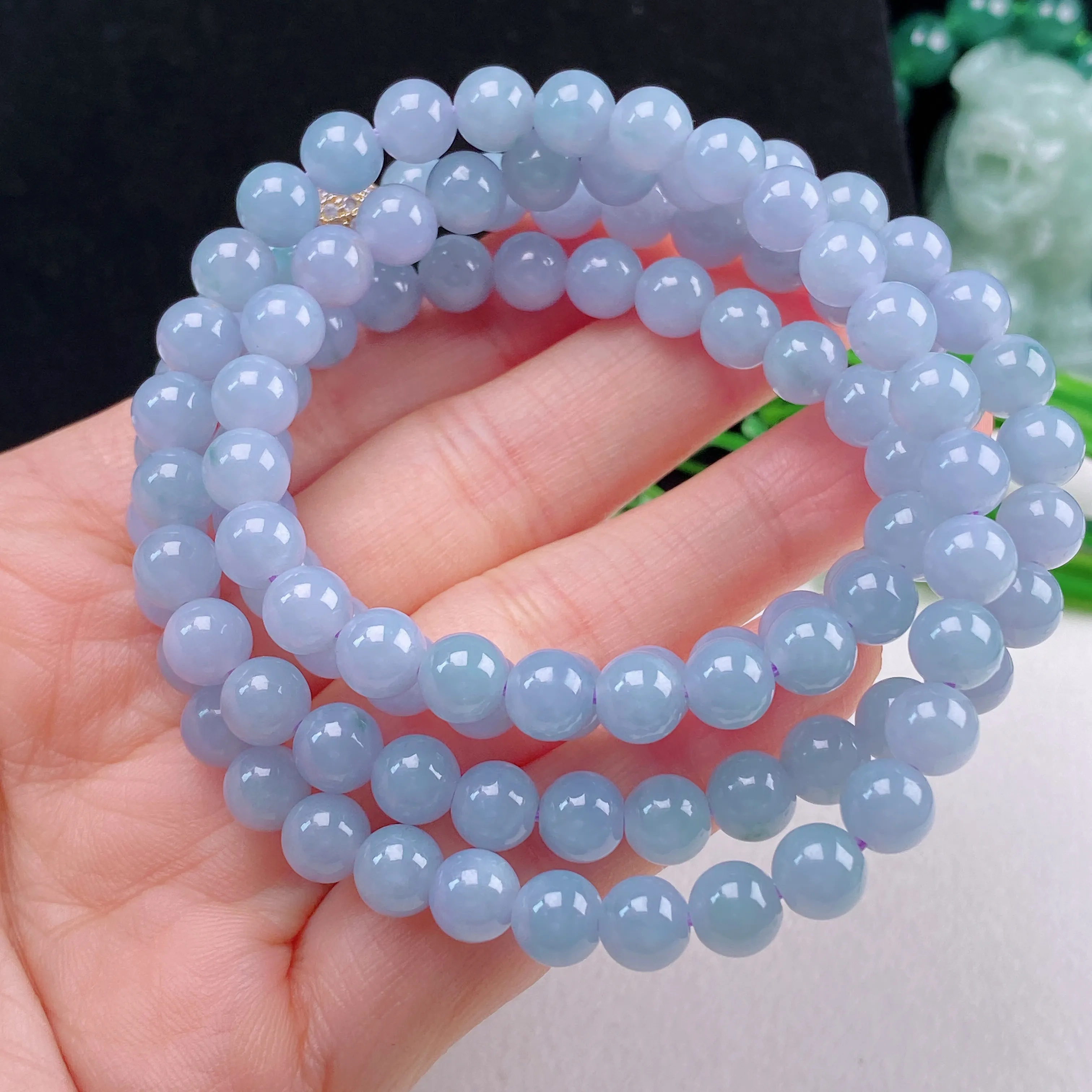 自然光实拍  水润精工冰透紫罗兰6.8mm项链。玉质细腻莹润 雕工精湛，佩戴高雅大方   线条优美 Aeb 尺寸:   6.8mm。