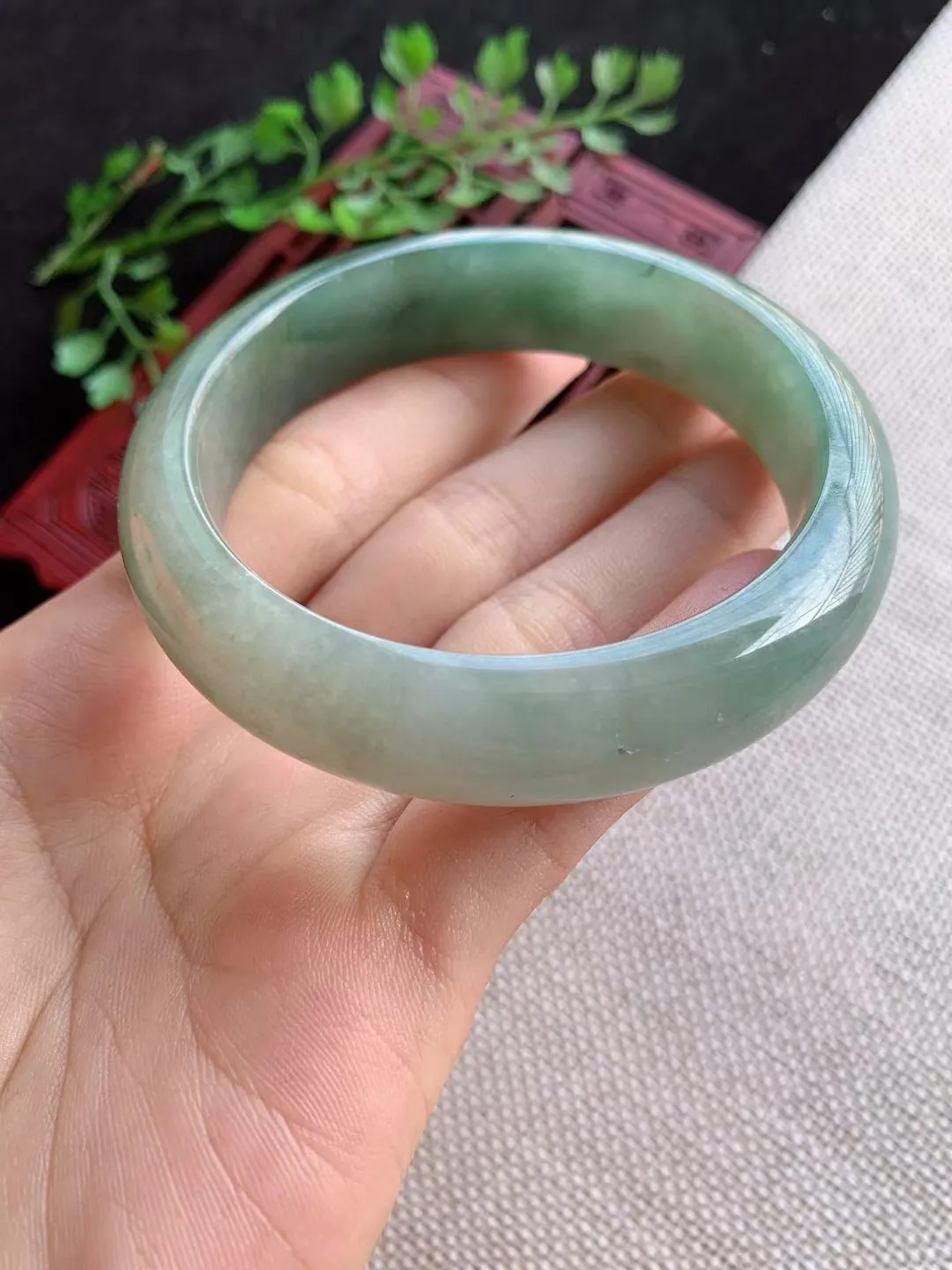 老坑飘绿正圈手镯 尺寸55圈口14×8mm重量61.75g