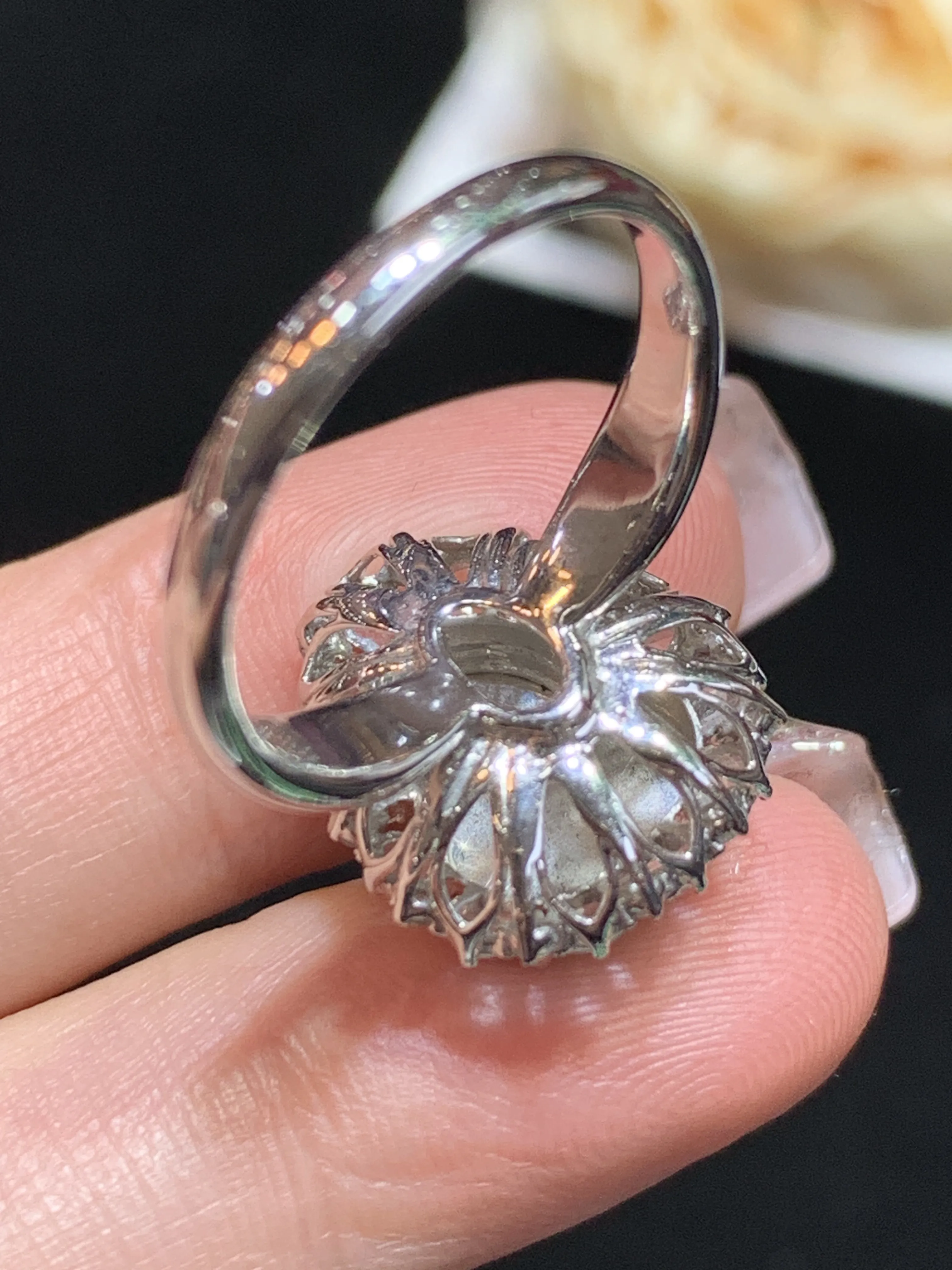 满绿葫芦戒指，18k金伴钻，颜色靓丽，色阳，整体规格：16.3-17.2-10.3