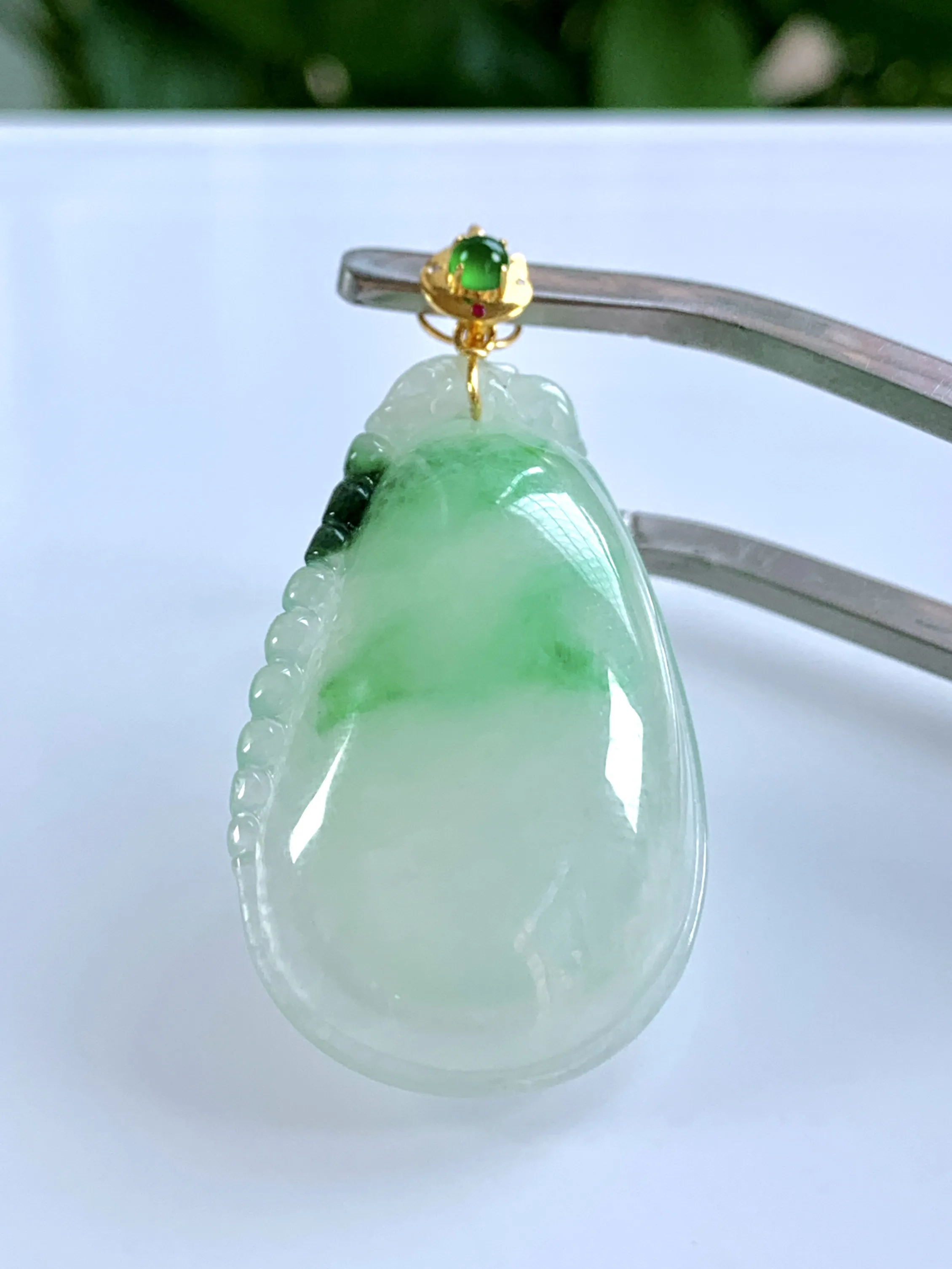 缅甸天然翡翠A货，18K金扣头镶嵌冰种起胶飘绿福瓜吊坠挂件，尺寸：裸石33.3/20.5/7.2mm,重量： 含金扣7.39g