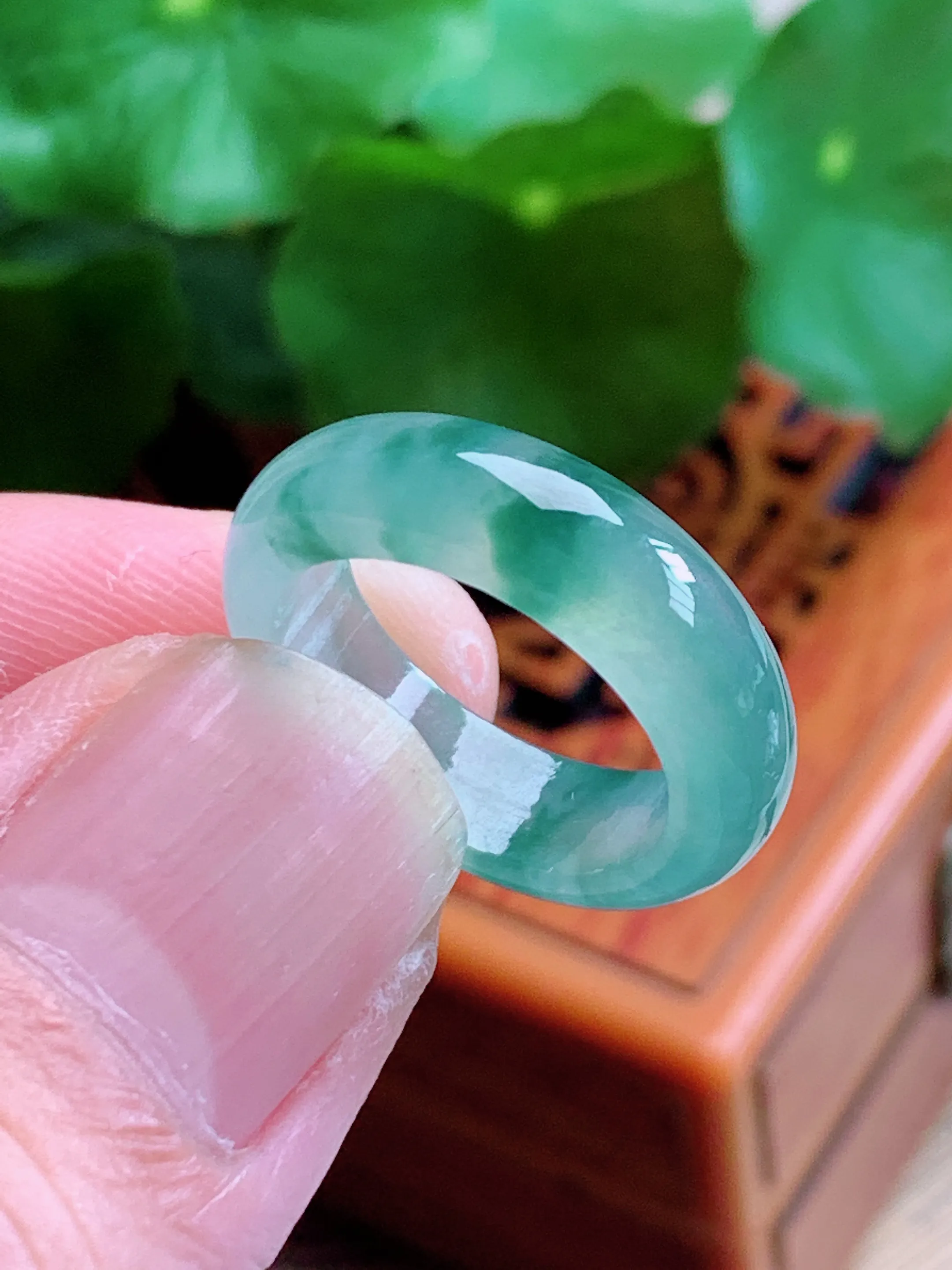 精品推荐，缅甸天然A货翡翠，冰种飘花素面戒指指环，种水好，颜色鲜艳，玉质水润细腻，工艺精湛，佩戴效果更佳。1
