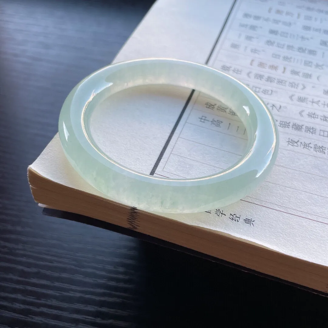 【手鐲】圆条53 54
【圈口】53.3-9.3-9.7
【描述】冰种晴绿，晶莹剔透，水润，种老，无纹裂