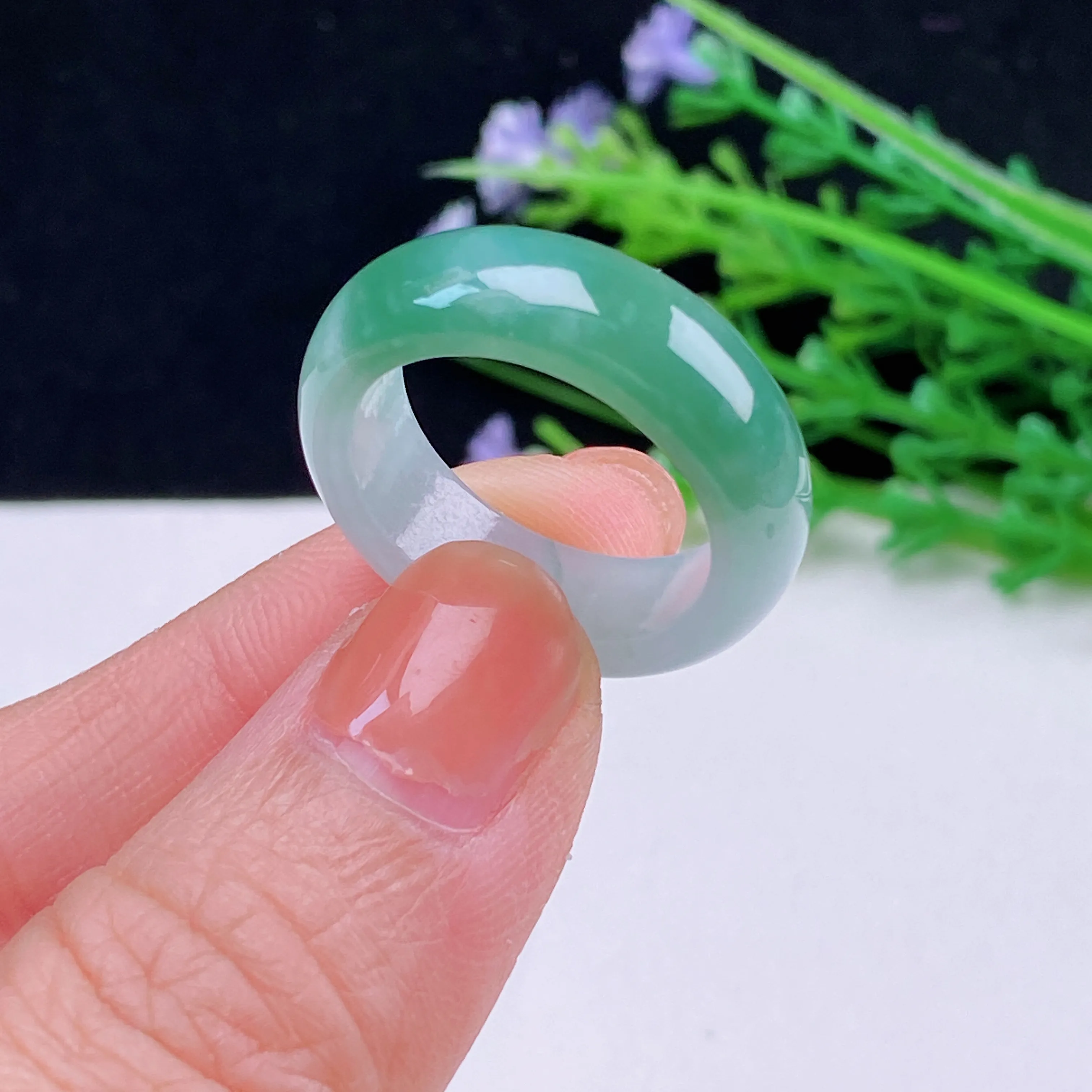 自然光实拍  水润精工冰透飘绿18mm戒指。玉质细腻莹润 雕工精湛，佩戴高雅大方   线条优美 Aen尺寸:   18.8/7/3.8mm。
