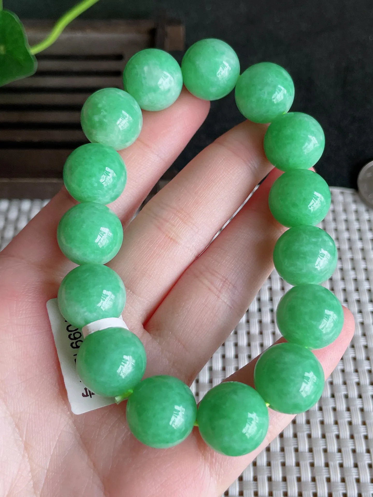 天然翡翠,老坑全胶感满绿圆珠手串15颗，尺寸:13.8mm， 7062