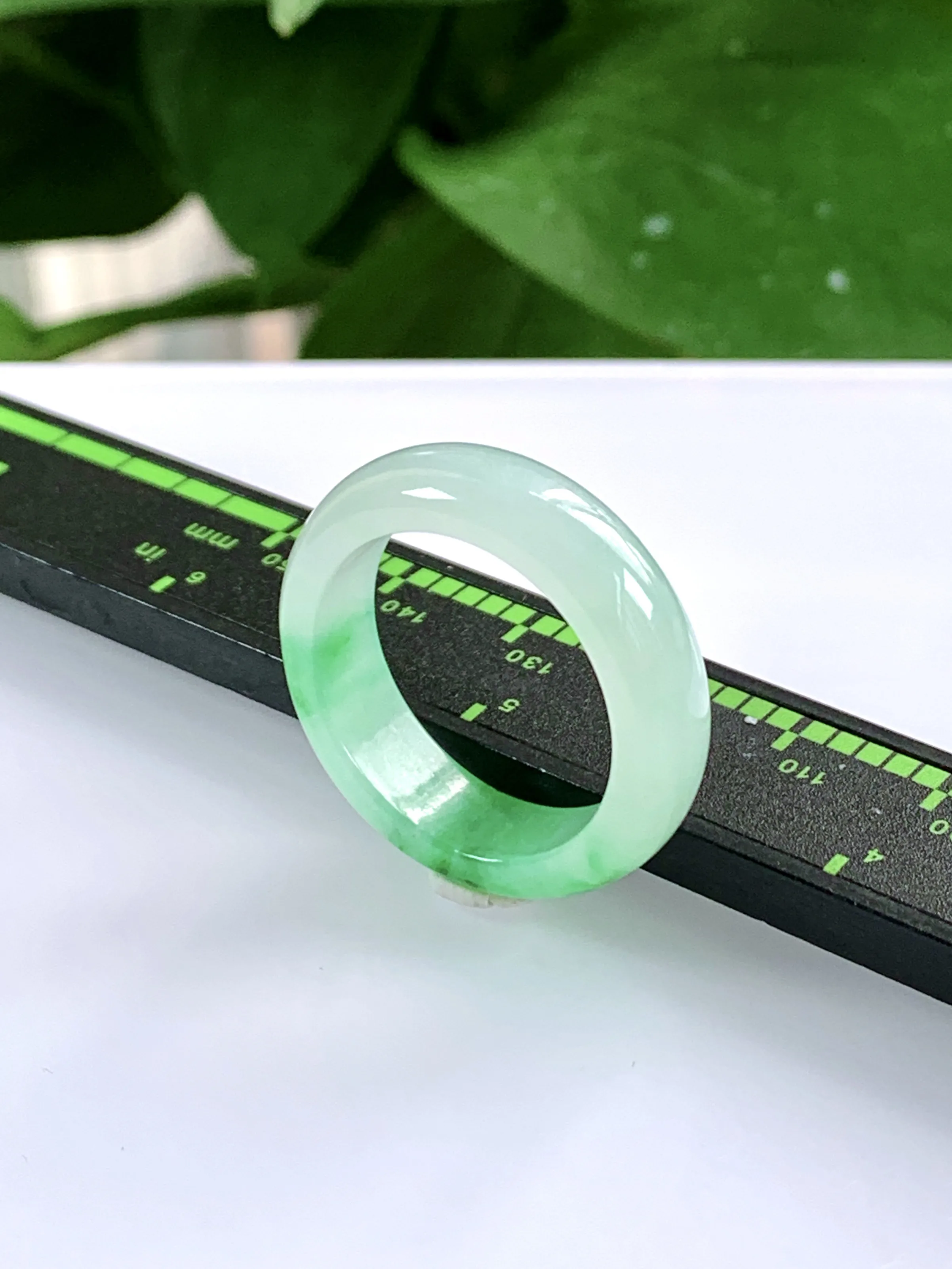 缅甸天然翡翠A货，冰糯种飘绿阳绿指环戒指，尺寸：圈口内径20.2mm=24号，宽厚7/3.6mm，重量：5.56g