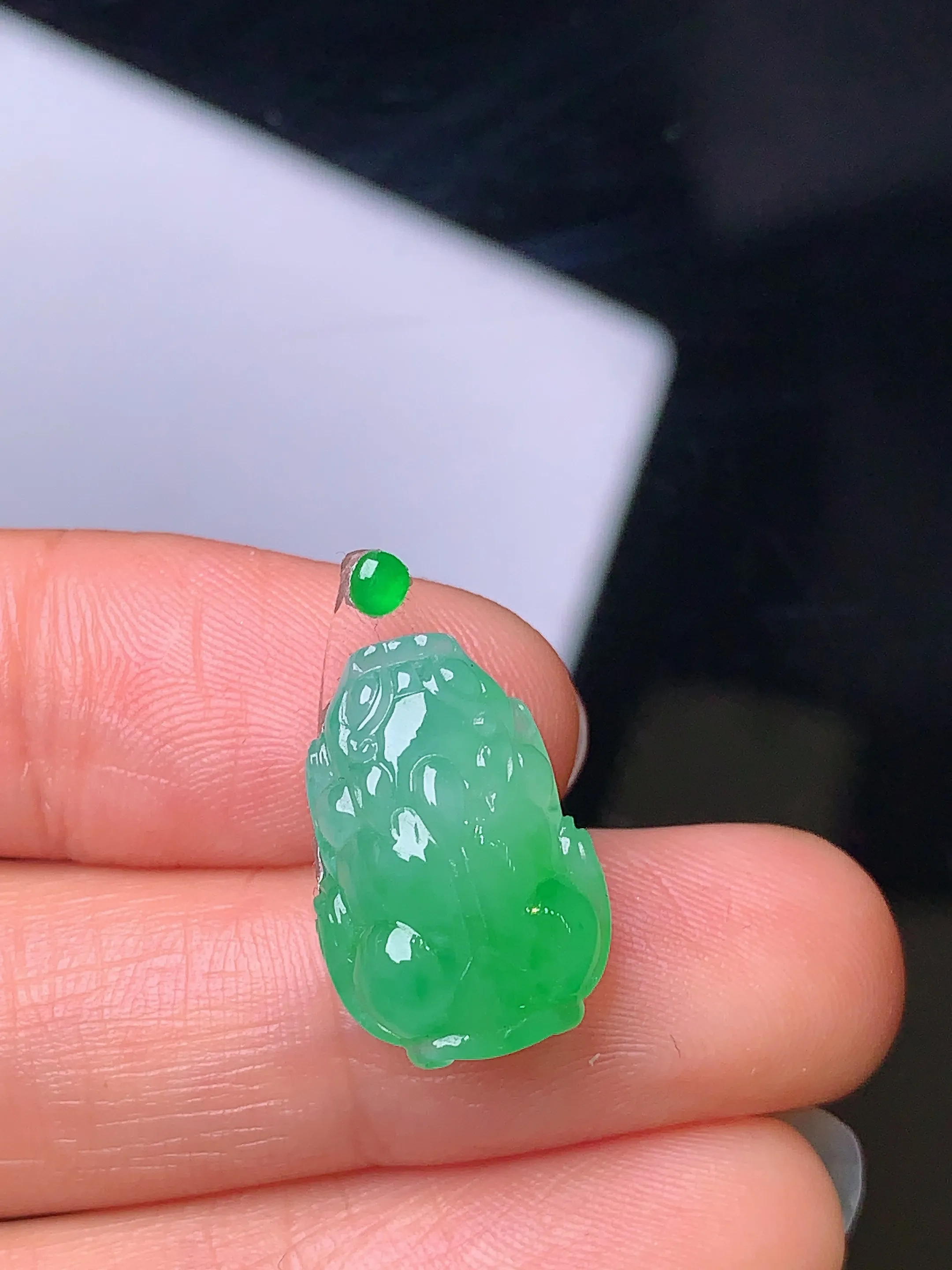镶嵌款 翠绿貔貅 玉质细腻 水润透亮 色泽艳丽 搭配绿色小蛋面 整体尺寸17*11.7*6.1