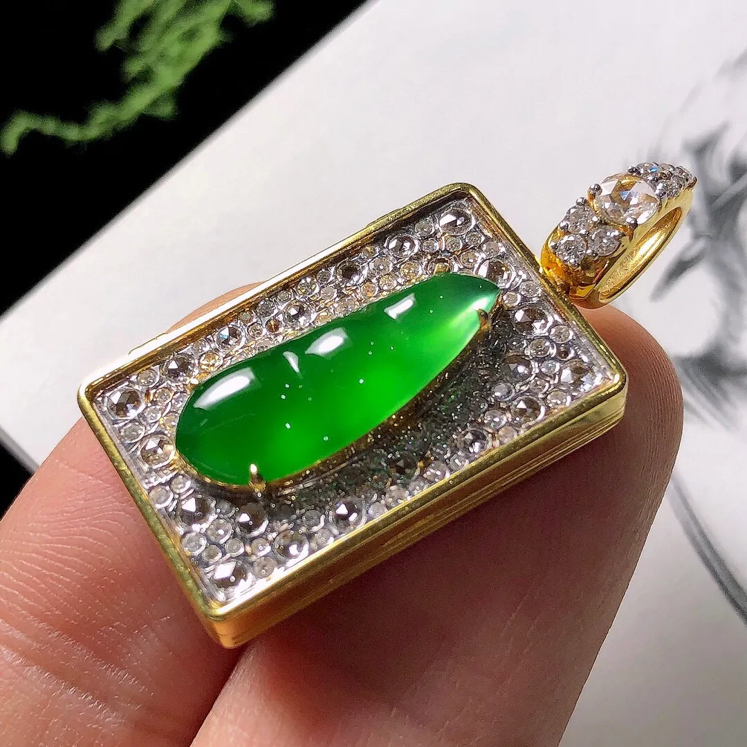 【宝贝】天然翡翠冰润辣绿胶感福豆吊坠
【尺寸】裸石18.6*7*2.5（㎜）
【描述】冰种，辣绿，温润胶感，颜色娇艳，18K金镶嵌，无纹裂