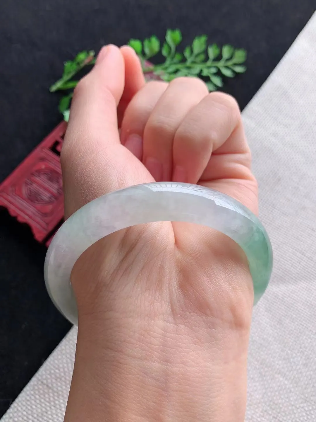 老坑冰飘绿正圈手镯尺寸55圈口×11.4×7.6mm重量49.01g