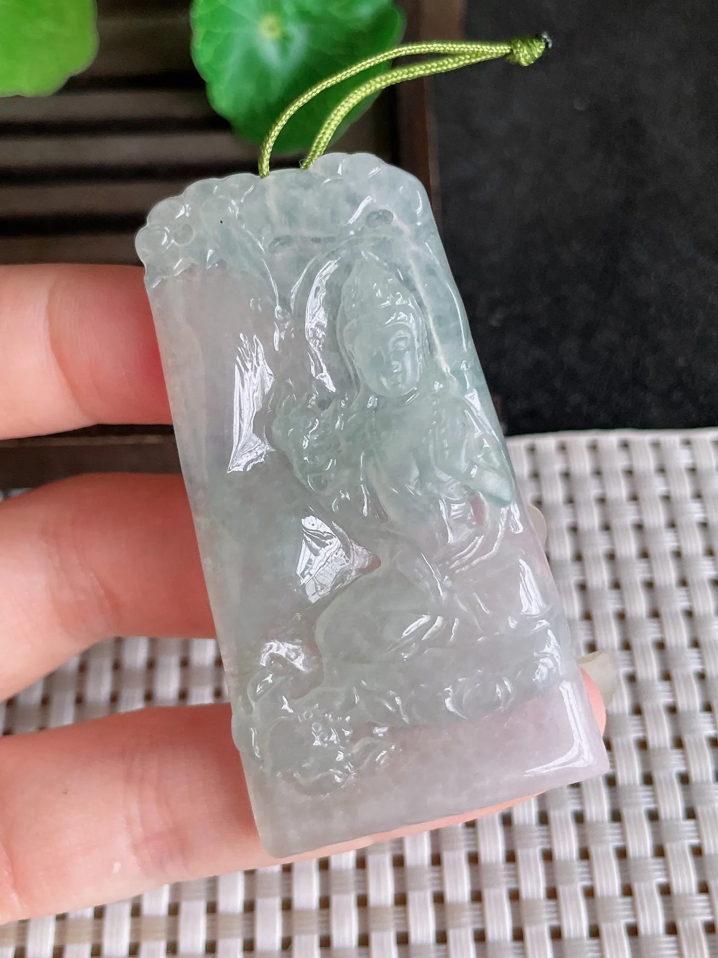 天然翡翠,老坑全胶感冰种飘绿大势至观音菩萨吊坠，尺寸:59.5-30.7-5.3mm，2224