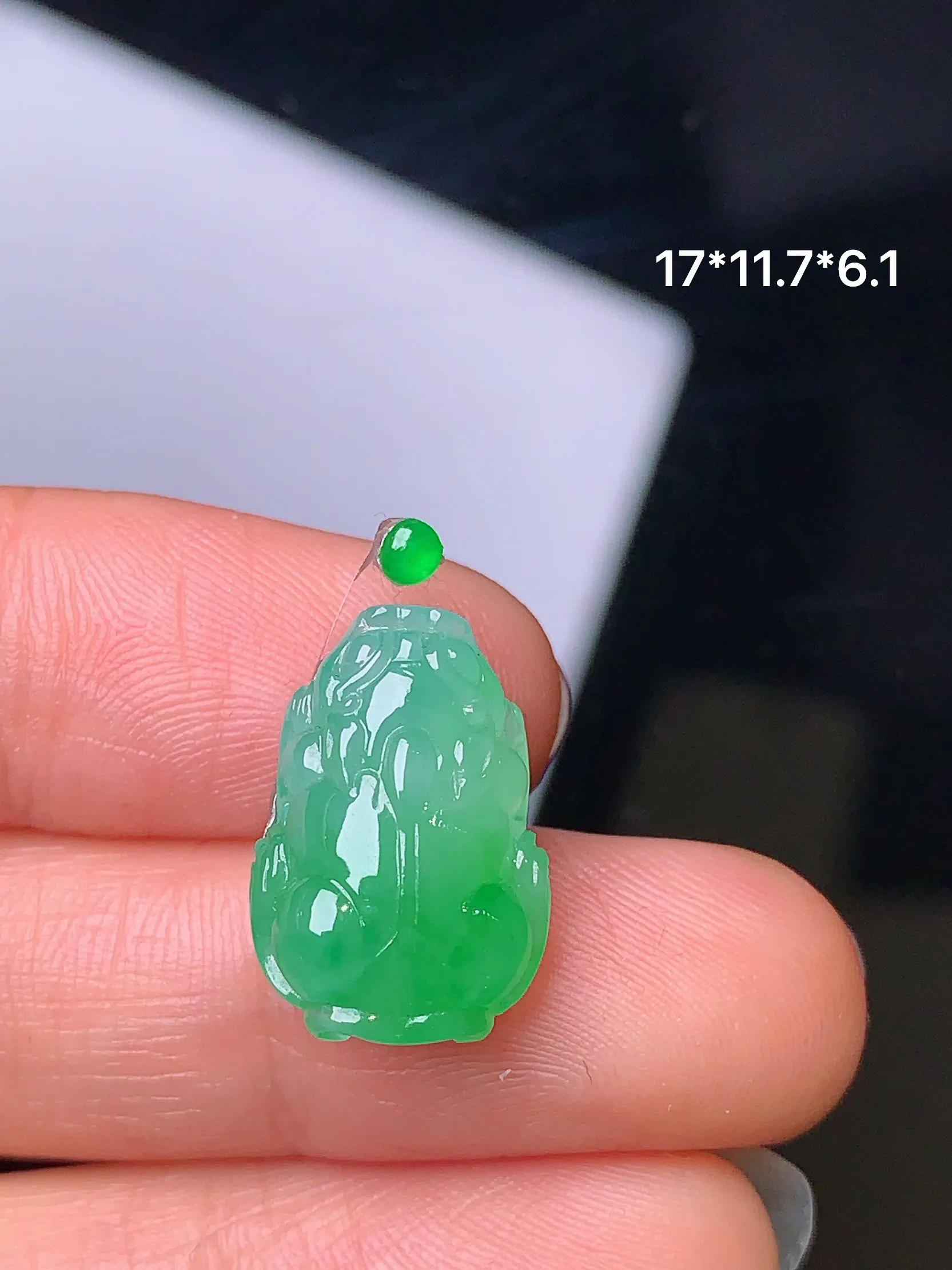 镶嵌款 翠绿貔貅 玉质细腻 水润透亮 色泽艳丽 搭配绿色小蛋面 整体尺寸17*11.7*6.1