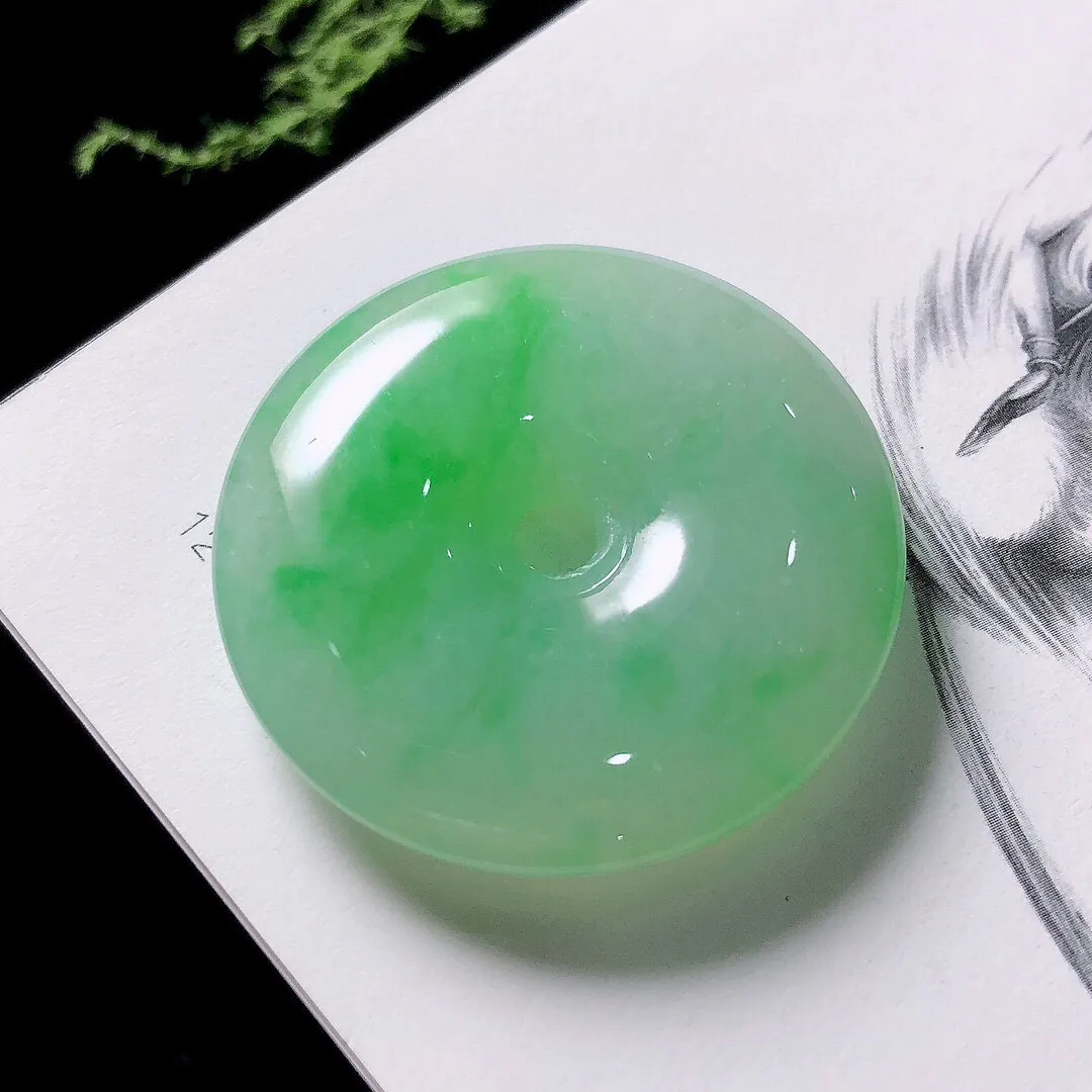 【宝贝】天然翡翠冰润飘绿平安扣挂件
【尺寸】29.4*6.1（㎜）
【描述】冰糯种，飘绿，玉质温润，色泽迷人，无纹裂