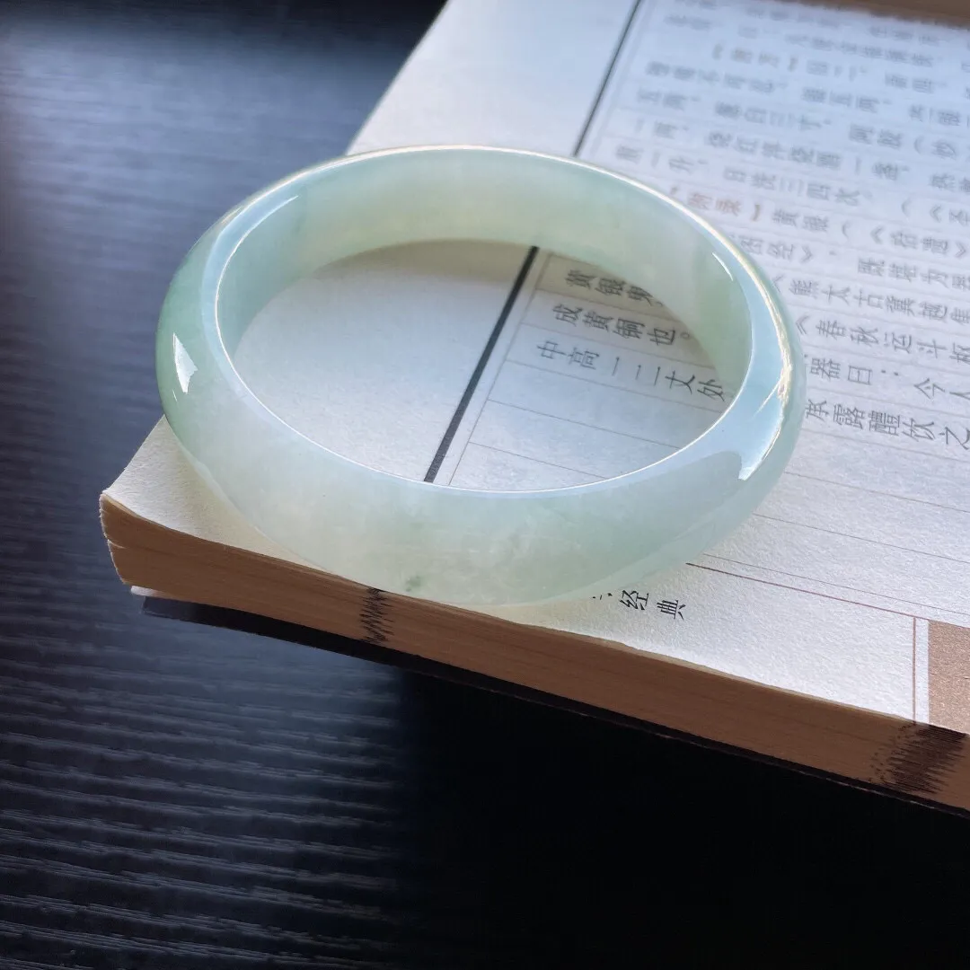 【手鐲】正圈66 67
【圈口】66-14.8-8.5
【描述】糯冰飘花，大圈口，冰莹通透，水润，种老，无纹裂