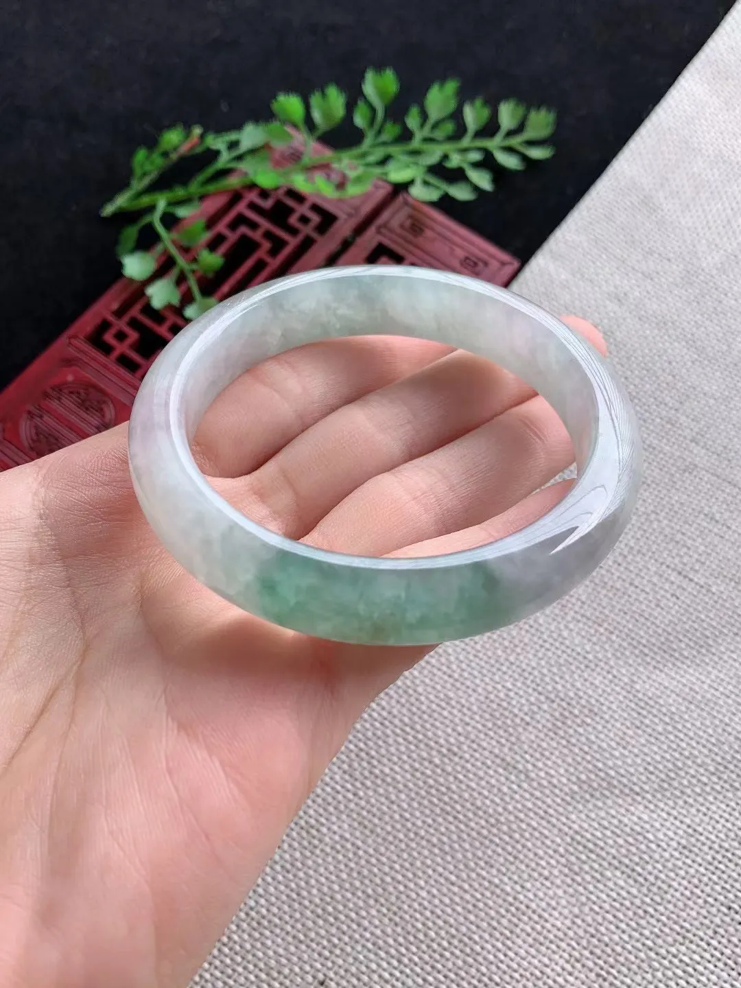 老坑冰飘绿正圈手镯尺寸55圈口×11.4×7.6mm重量49.01g
