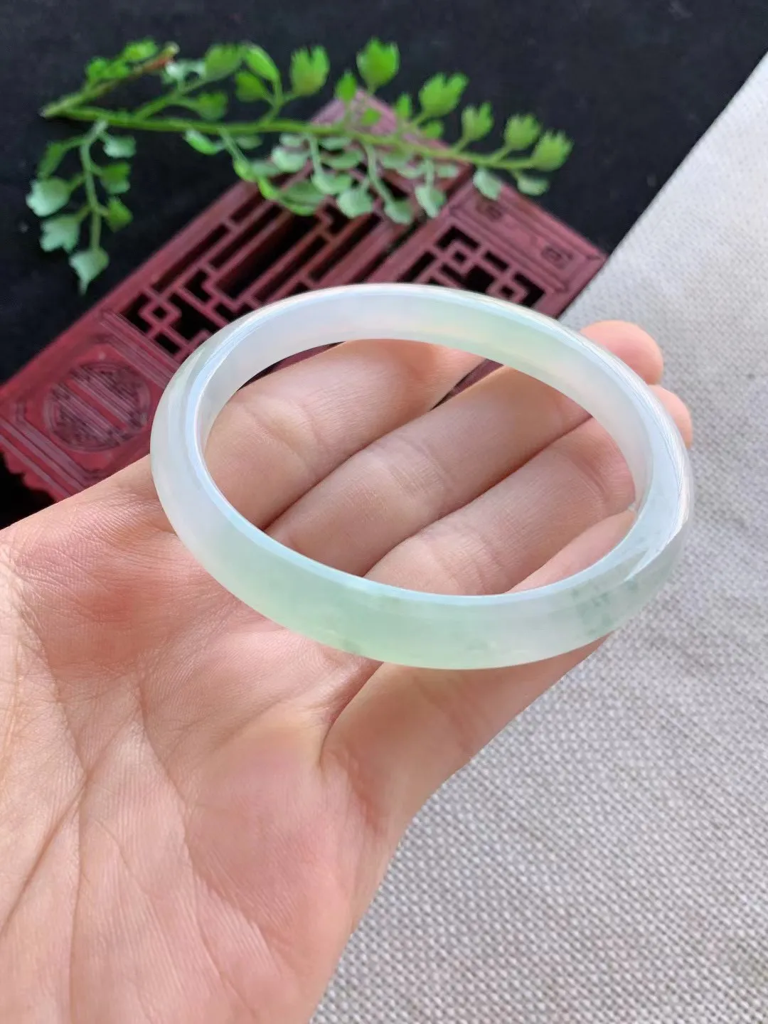 老坑冰种飘绿贵妃手镯尺寸55圈口×47.5×7.4×6mm重量24.57g