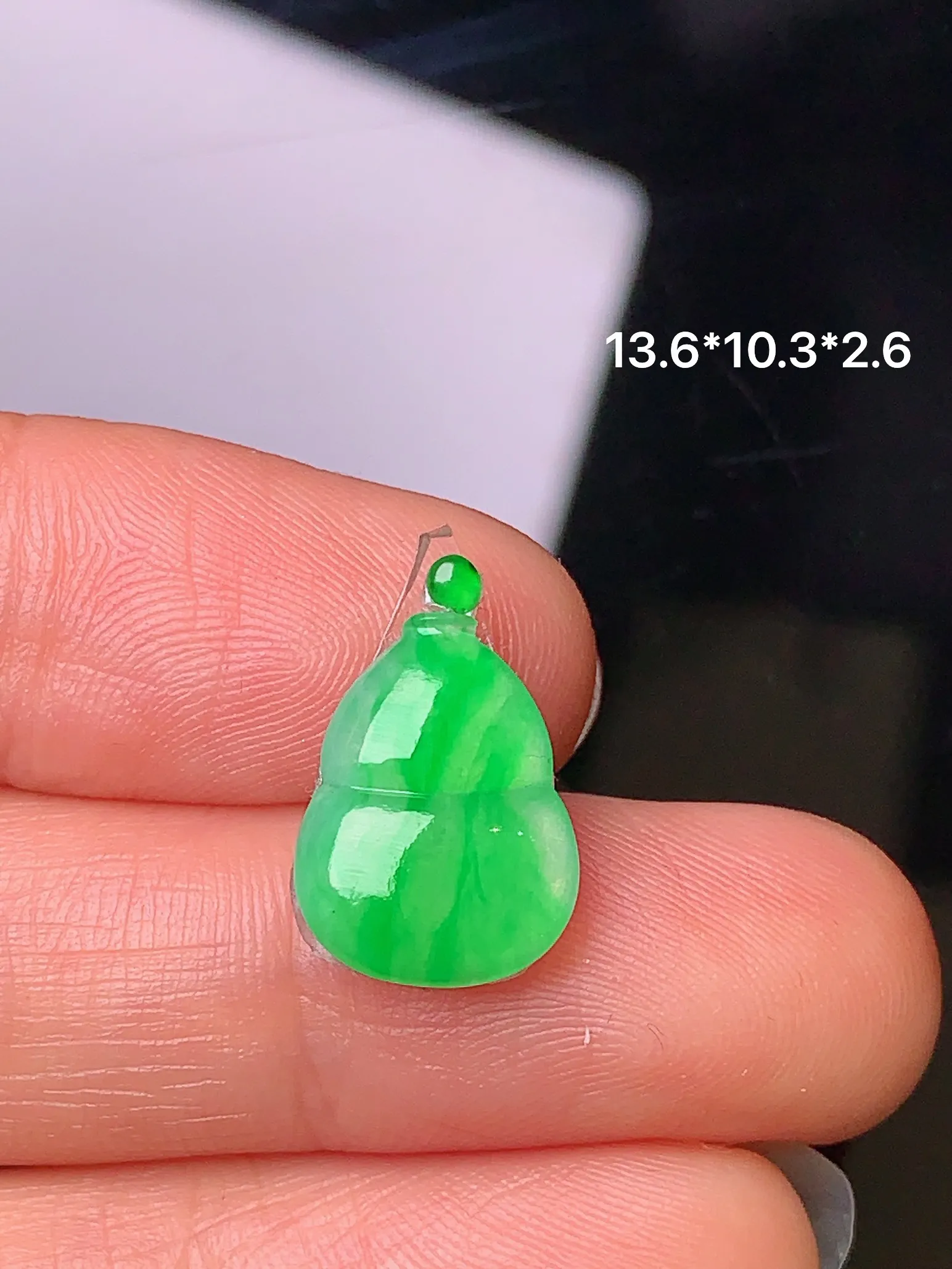 镶嵌款 翠绿葫芦 玉质细腻 水润透亮 色泽艳丽 搭配绿色小蛋面 整体尺寸13.6*10.3*2.6