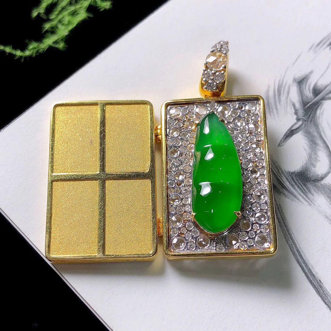 【宝贝】天然翡翠冰润辣绿胶感福豆吊坠
【尺寸】裸石18.6*7*2.5（㎜）
【描述】冰种，辣绿，温润胶感，颜色娇艳，18K金镶嵌，无纹裂