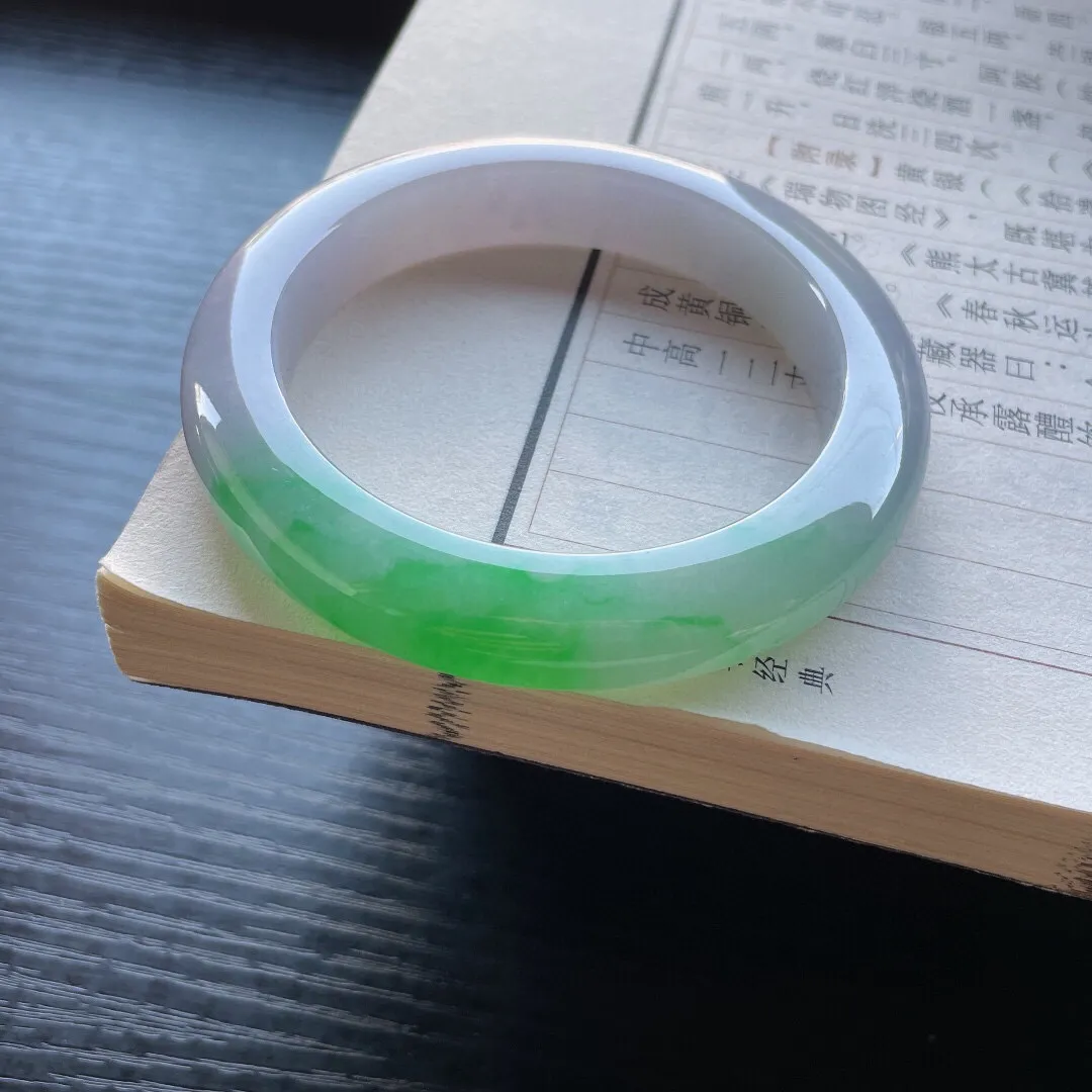 【手鐲】正圈56 57
【圈口】56.5-11.8-9.8
【描述】细糯飘阳绿，淡紫春彩，玉质细腻，水润，种老，无纹裂