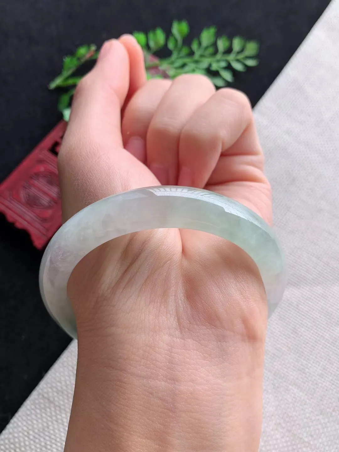 老坑冰飘绿正圈手镯尺寸55圈口×11.4×7.6mm重量49.01g